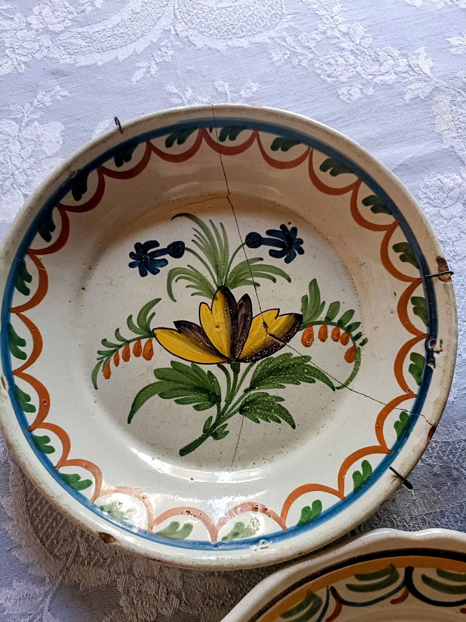 3 assiettes en faïence de Nevers XVIIIème