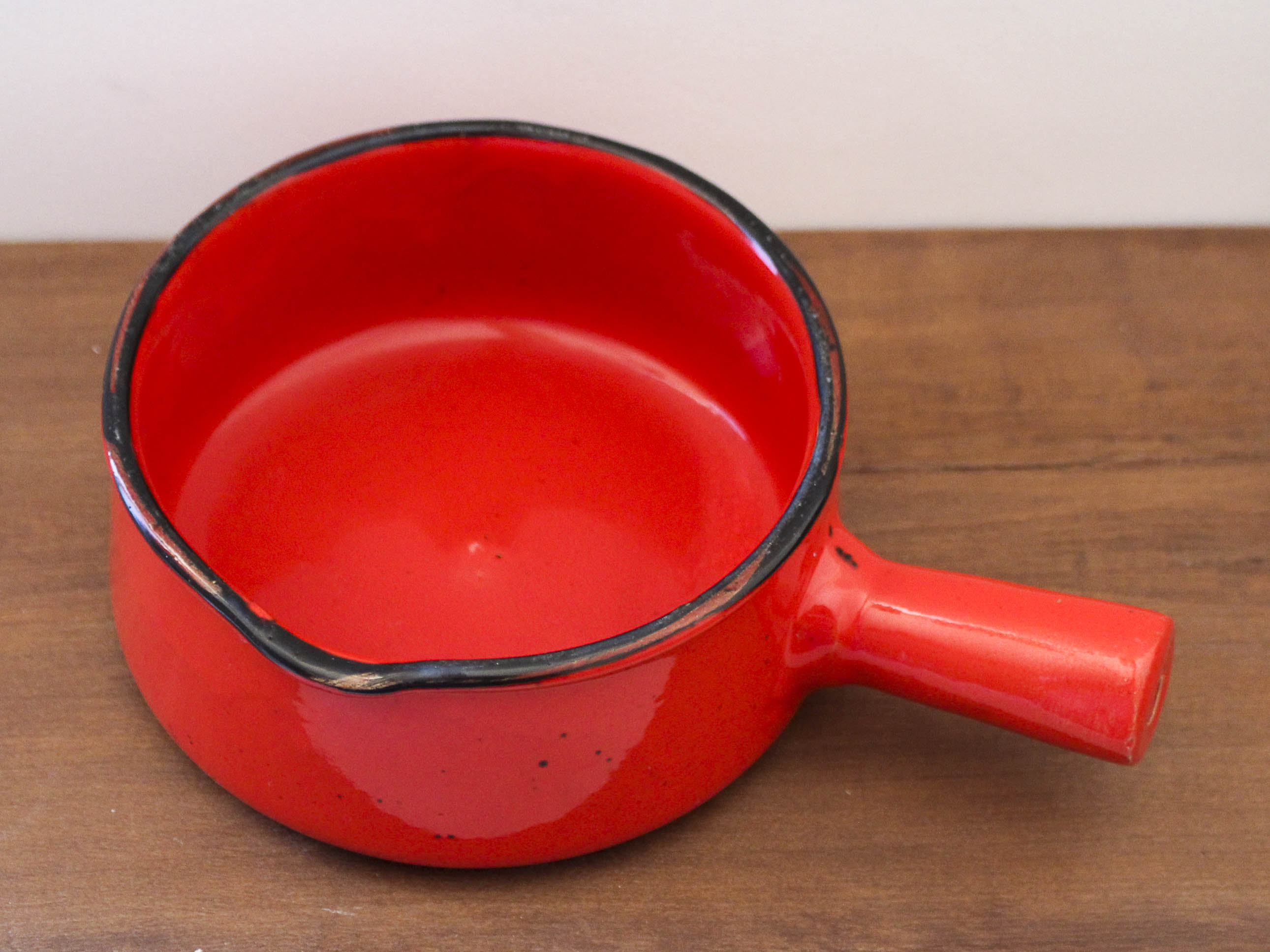 Vintage poelon in bright red glazed ceramic