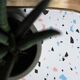 Table basse en Formica/Terrazzo avec pieds compas laiton