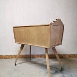 Ancien berceau de bébé pieds compas