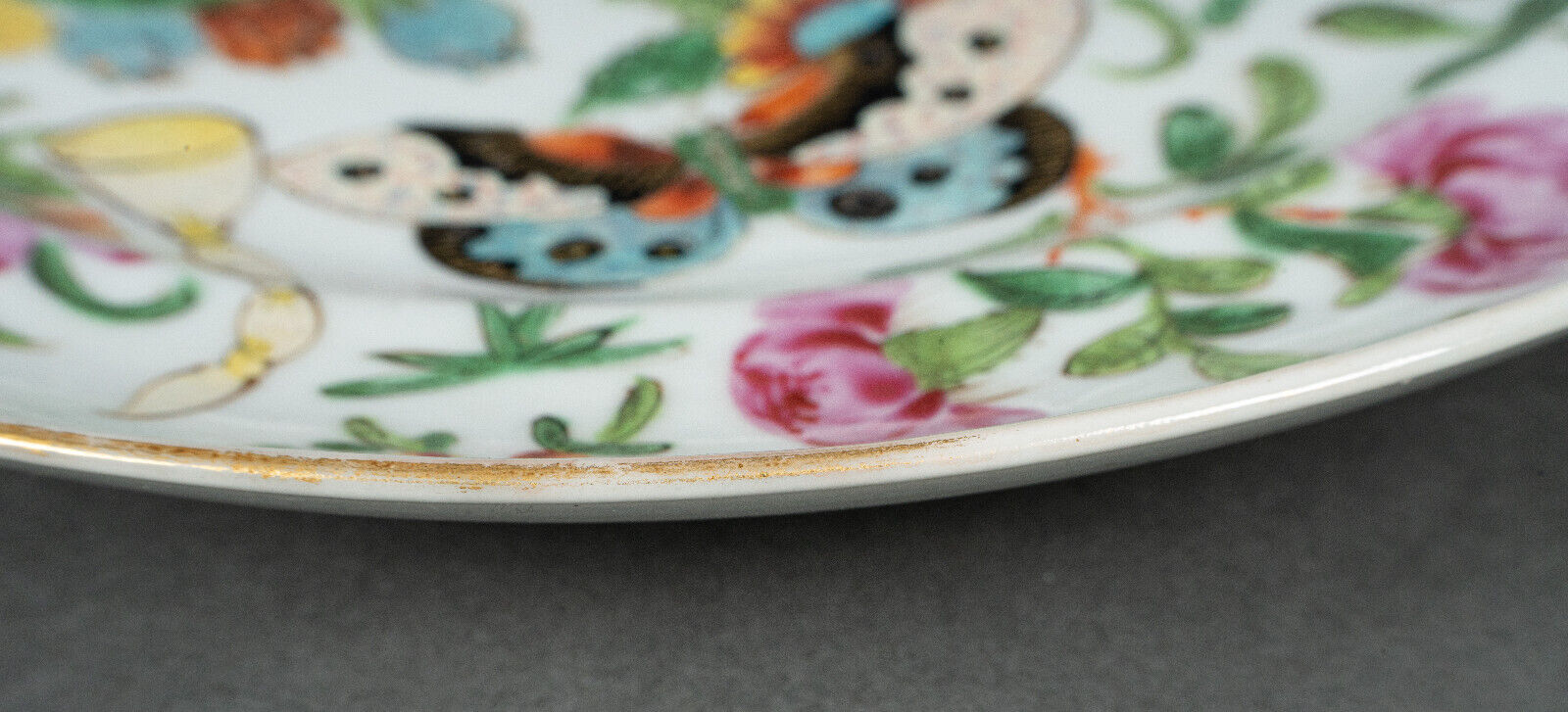 Porcelain plate of Canton XIXth decoration of butterflies and bird
