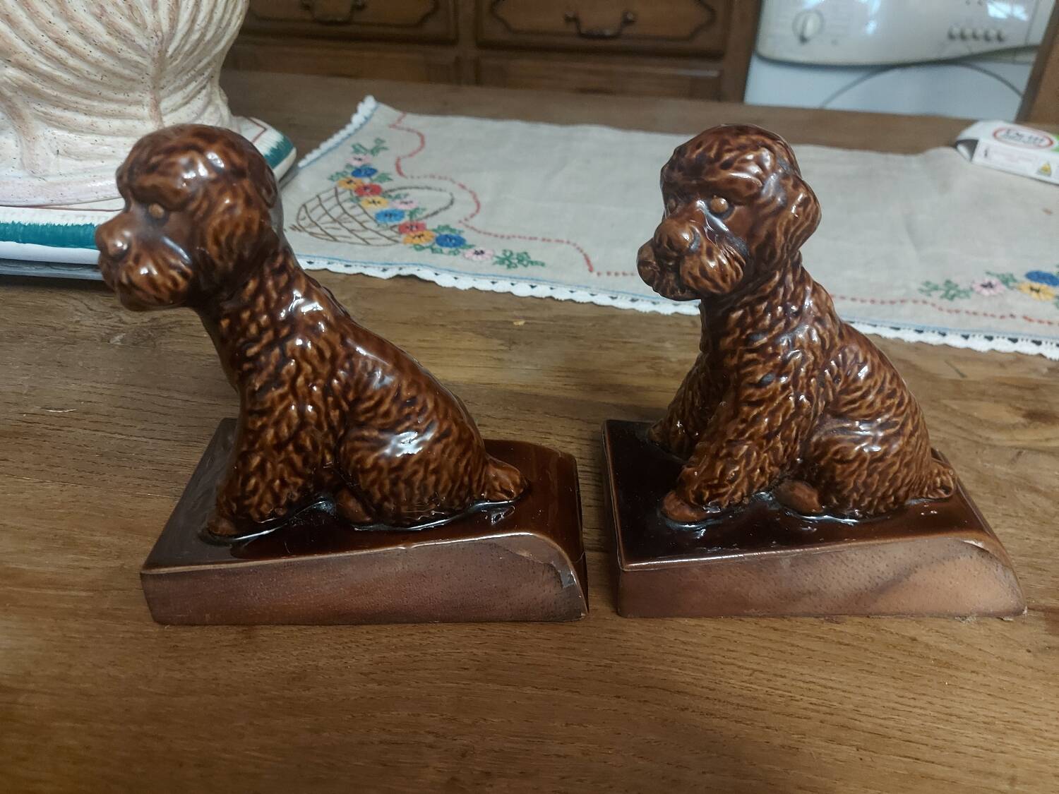 Press book in the shape of a dog made of ceramic.