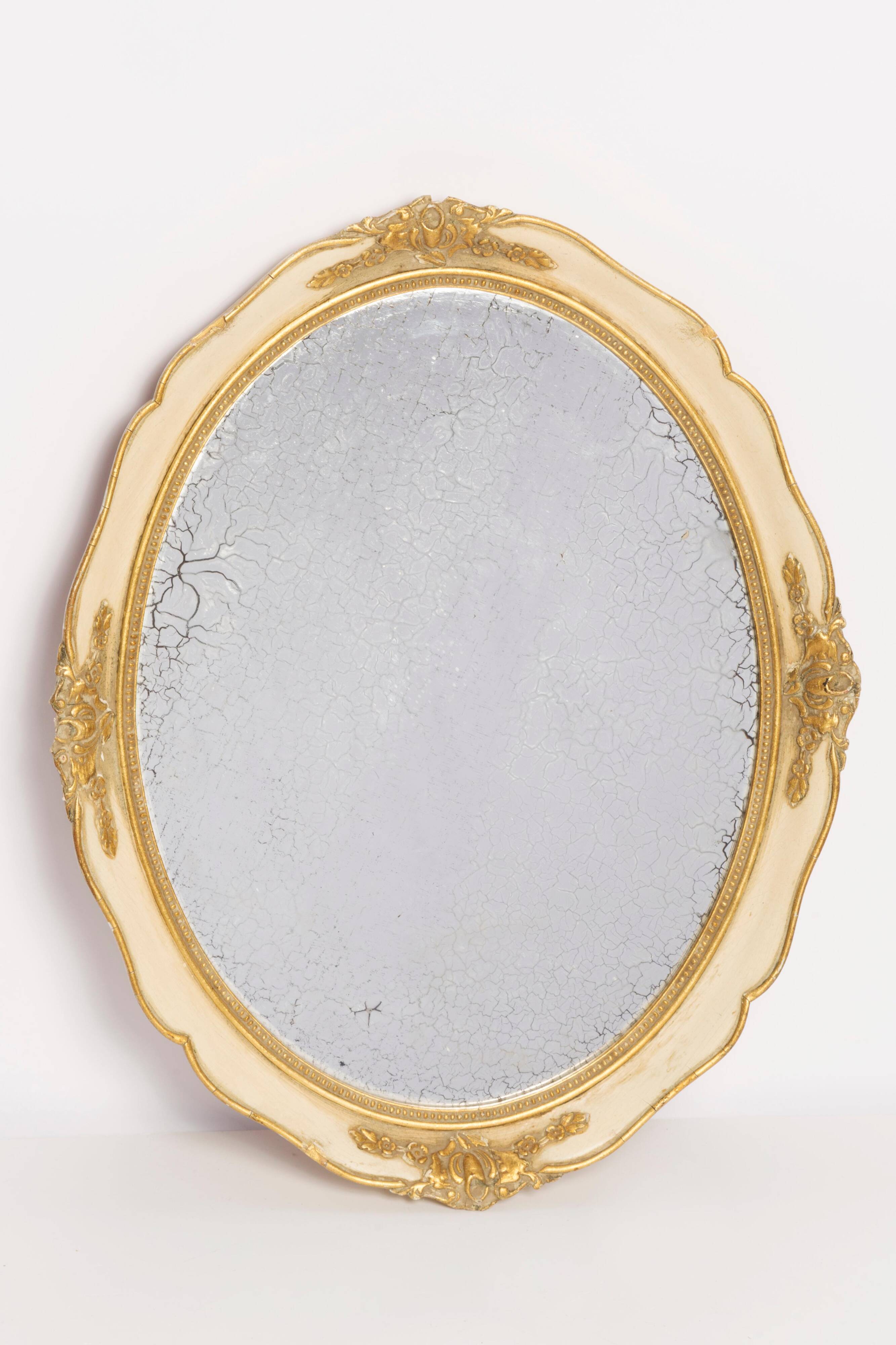 Miroir décoratif moyen en bois doré avec verre d'origine et patine, Italie, années 1960