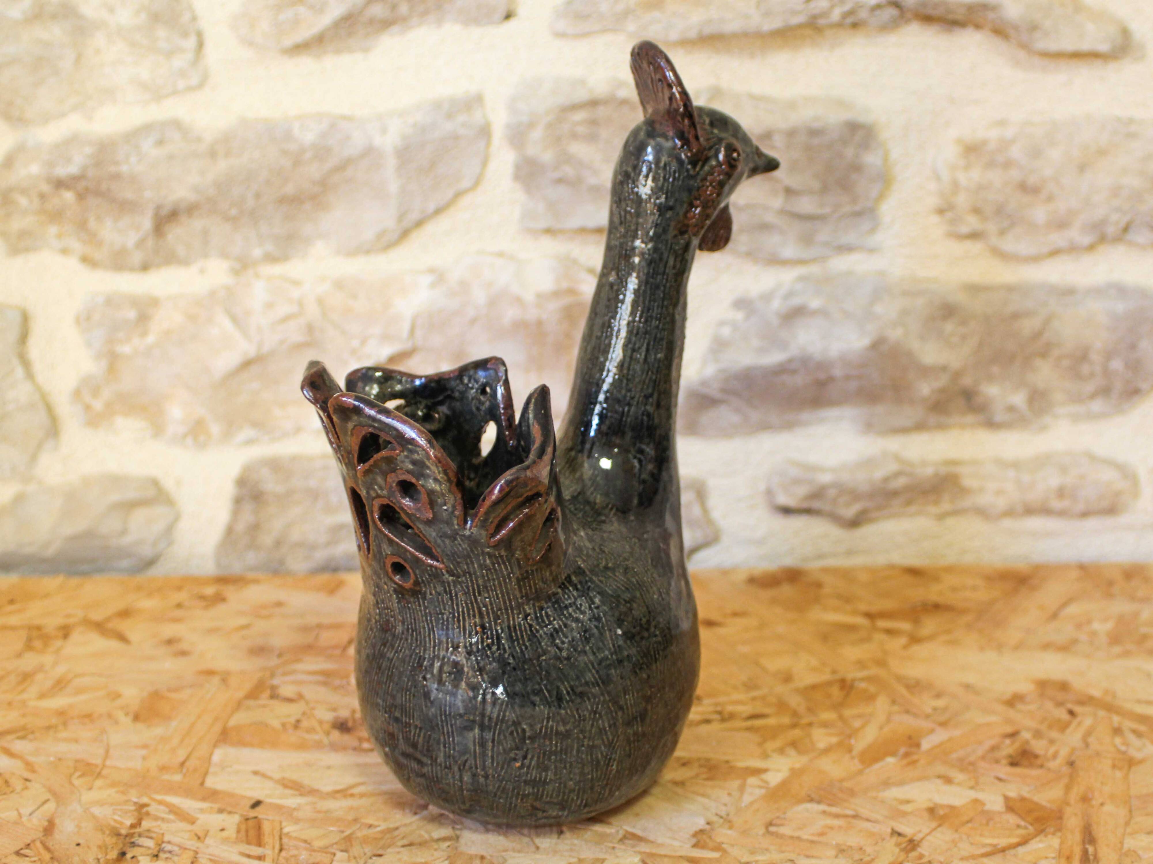 Ceramic vase in the shape of a hen