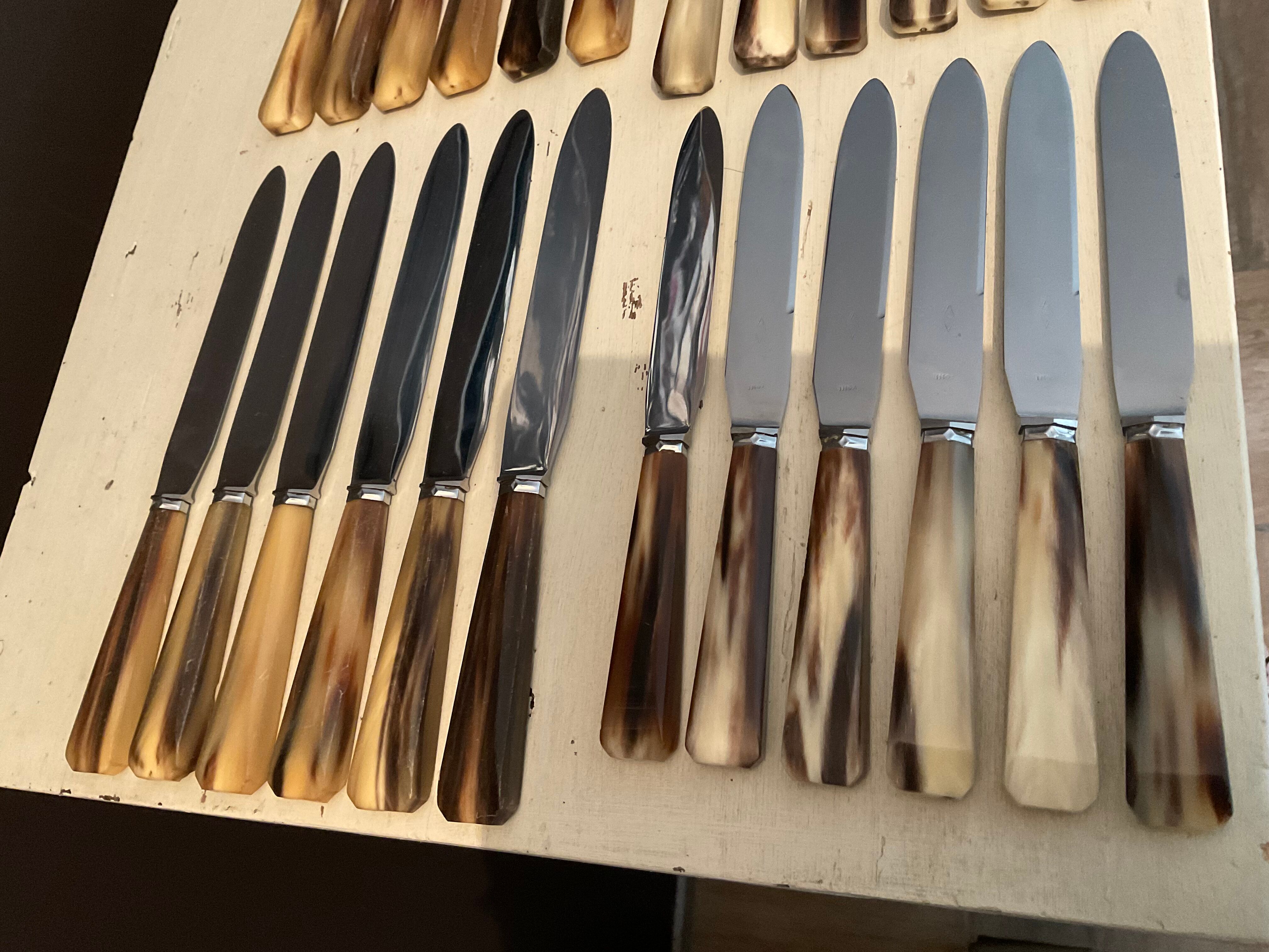 Coffret 24 couteaux en inox et bakelite