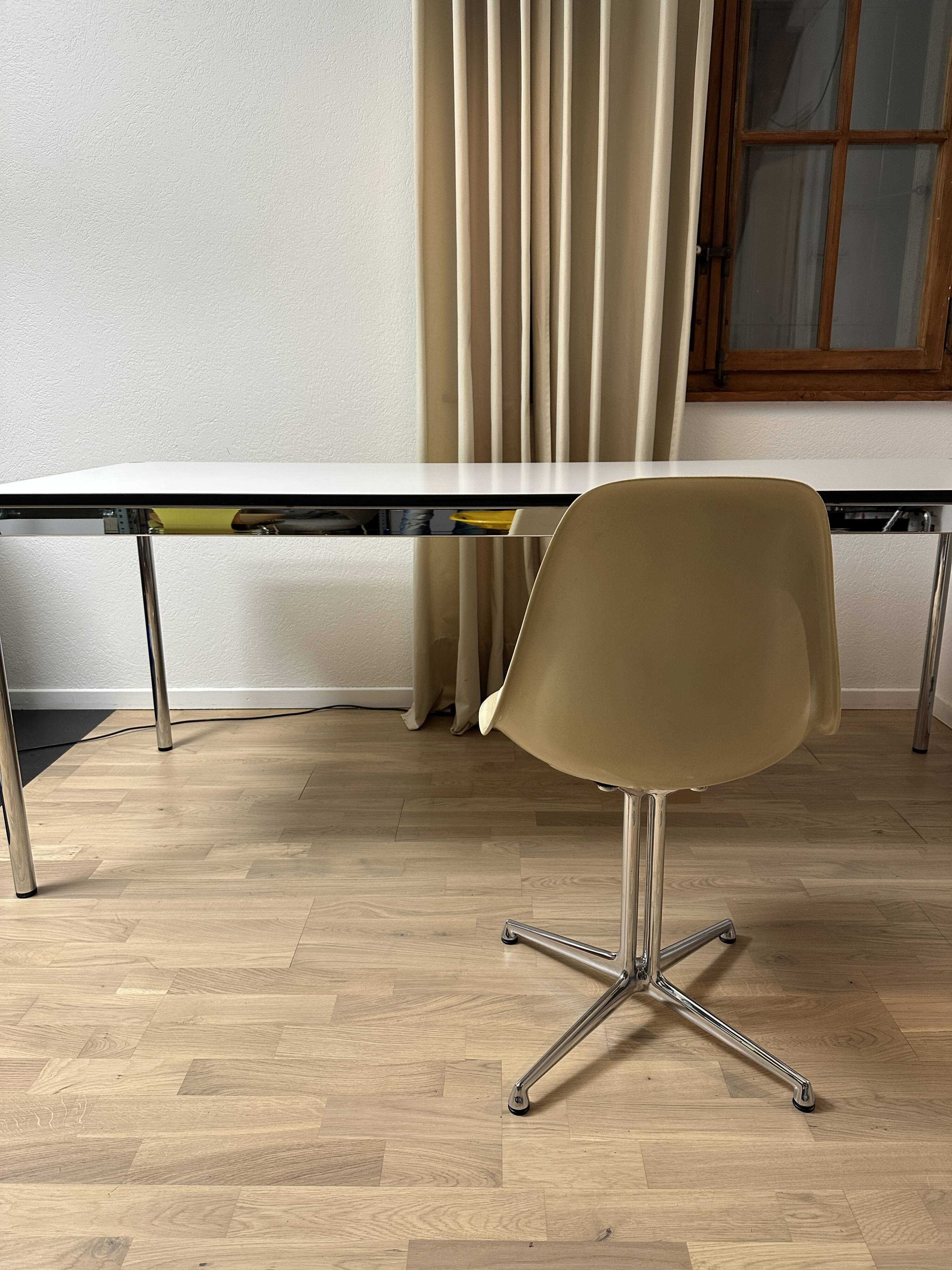 USM Haller desk in pearl grey laminate