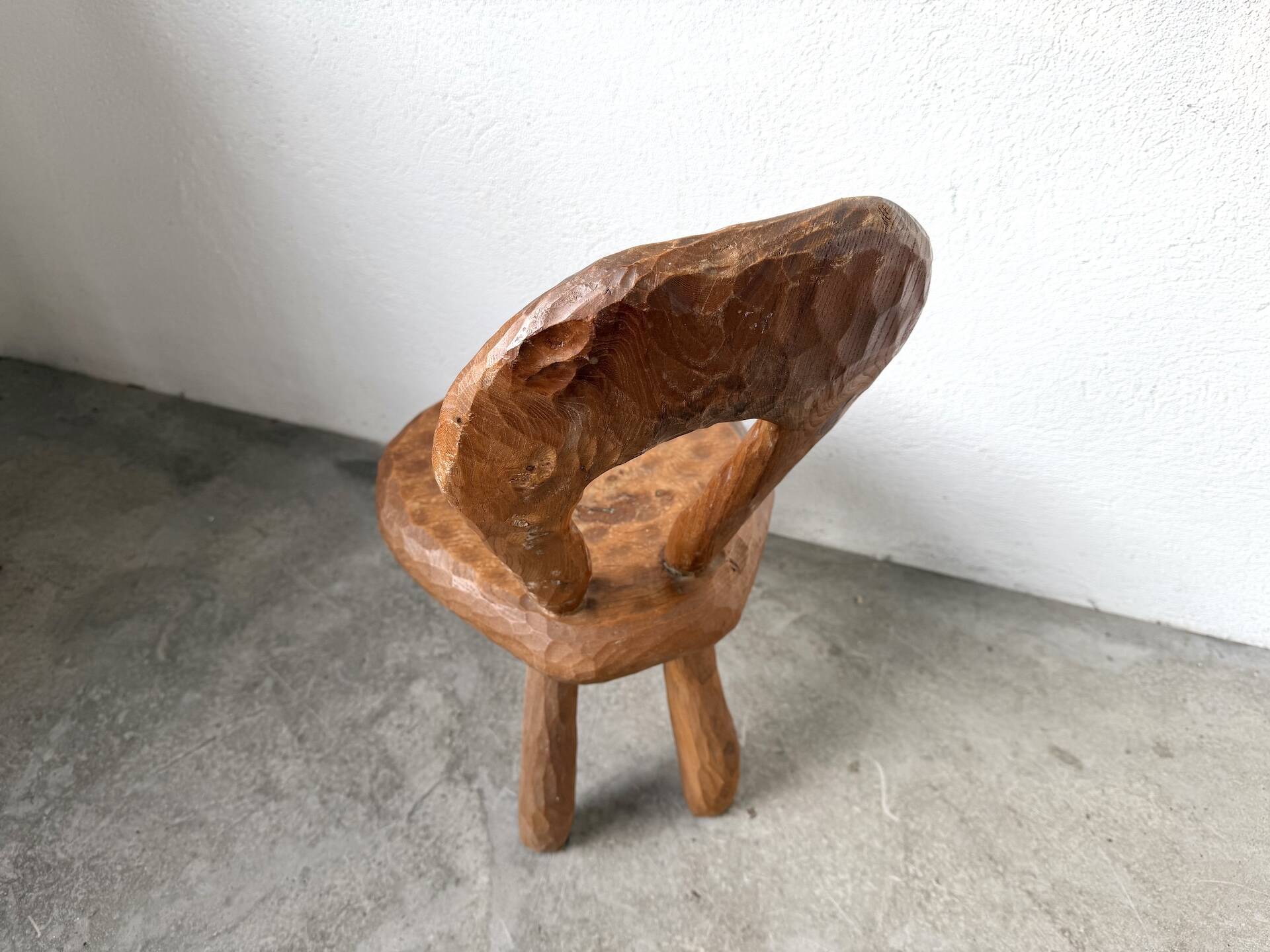 Petite chaise sculptée à la gouge