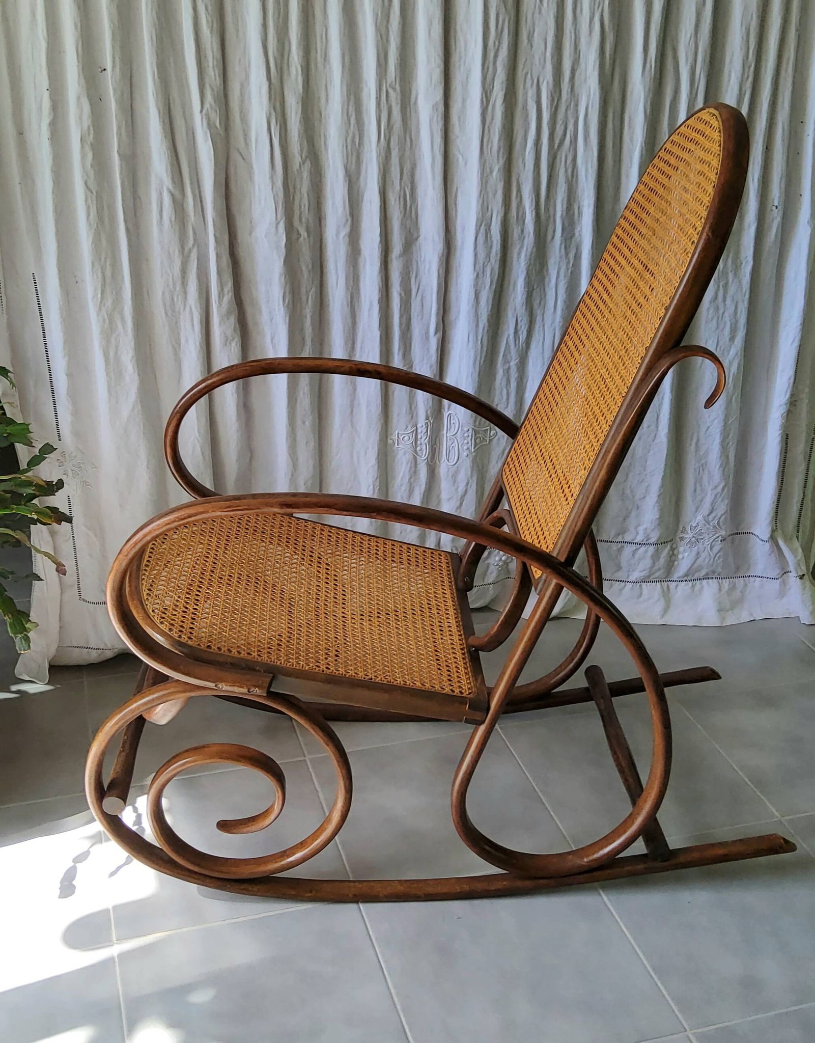 Rocking-chair en cannage ancien