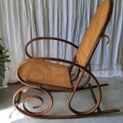 Rocking-chair en cannage ancien