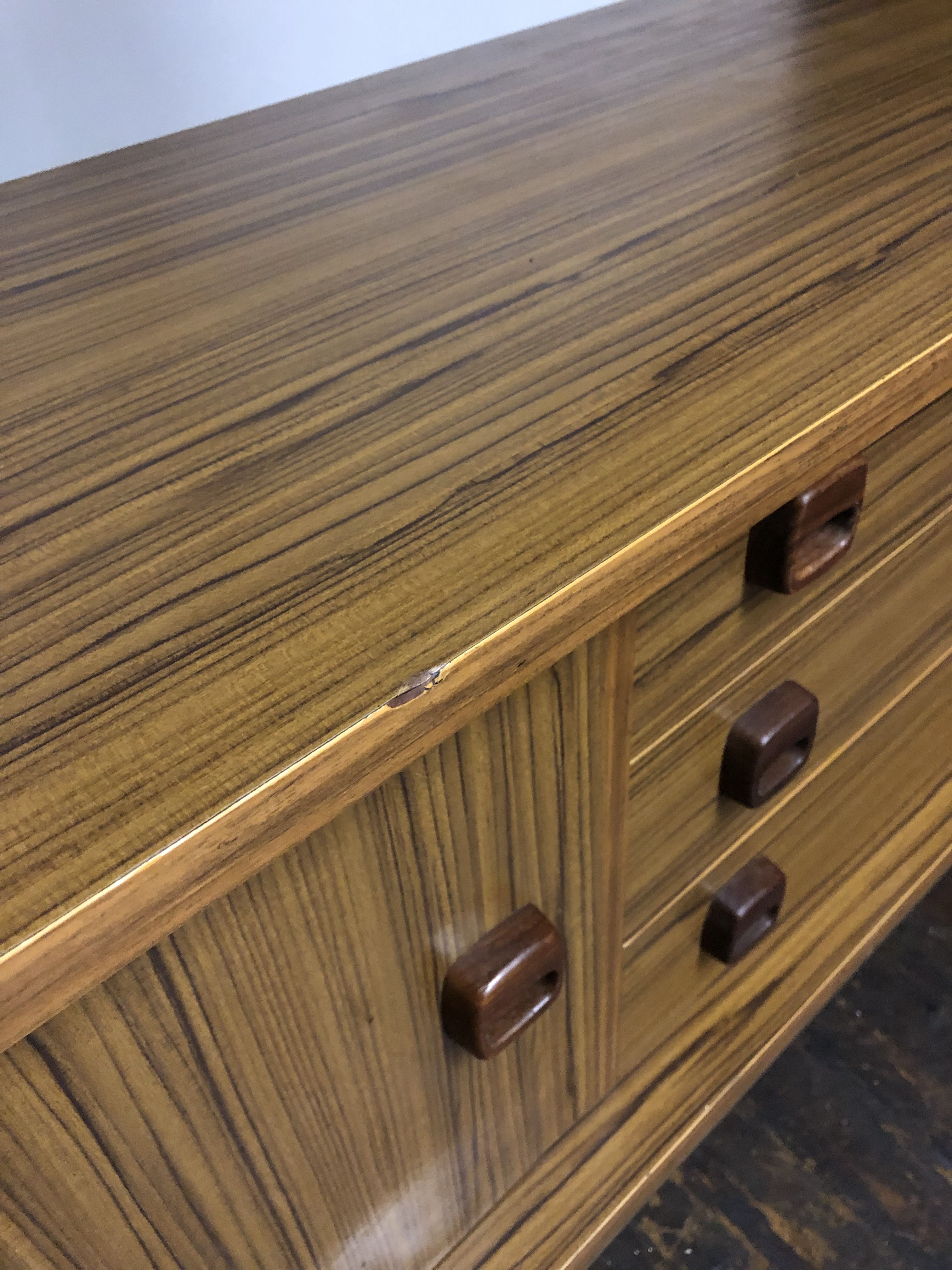 Vieille buffet milieu du siecle en teck design scandinave danois des années 70