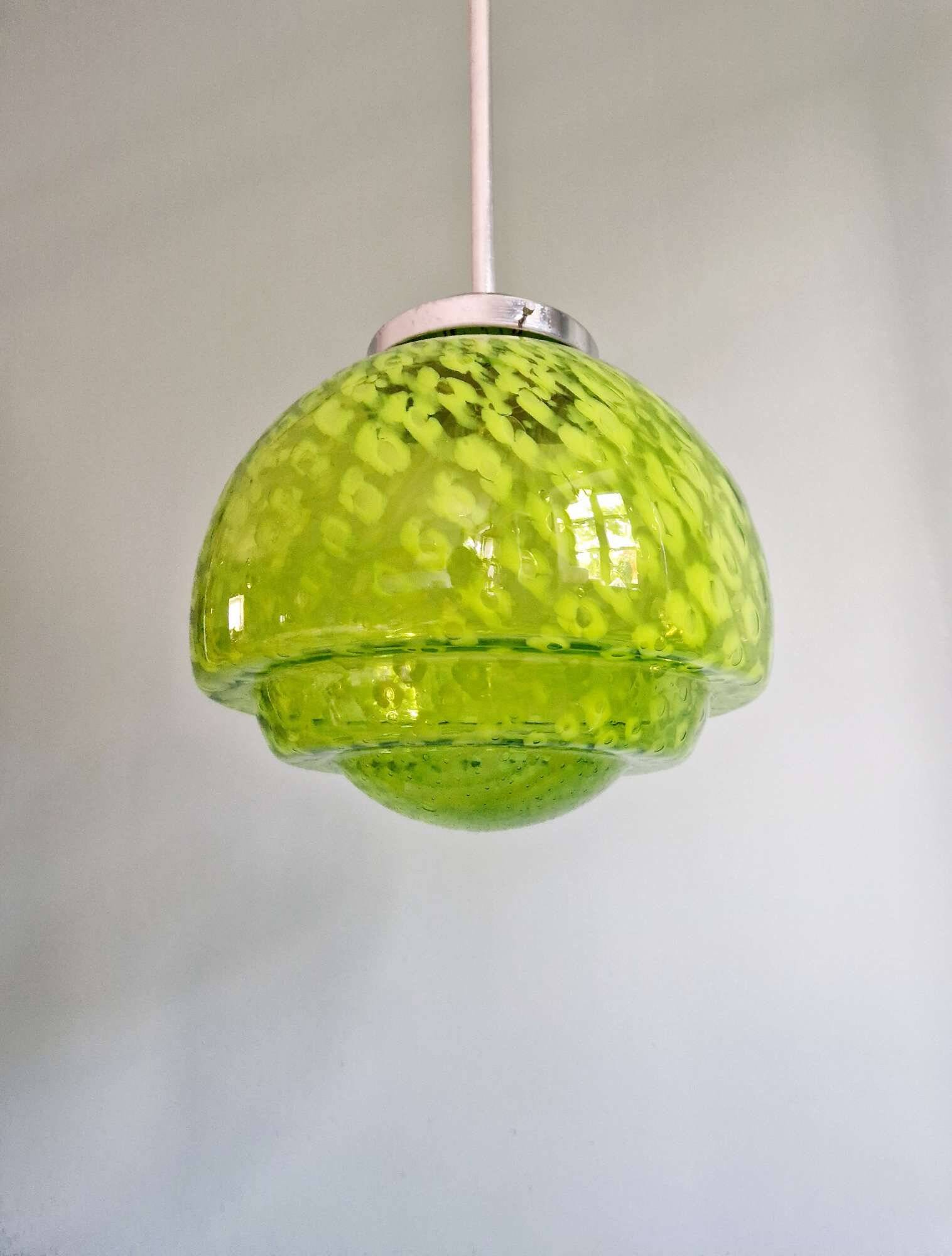 Grande suspension en vert moucheté vert et blanc, mid-century