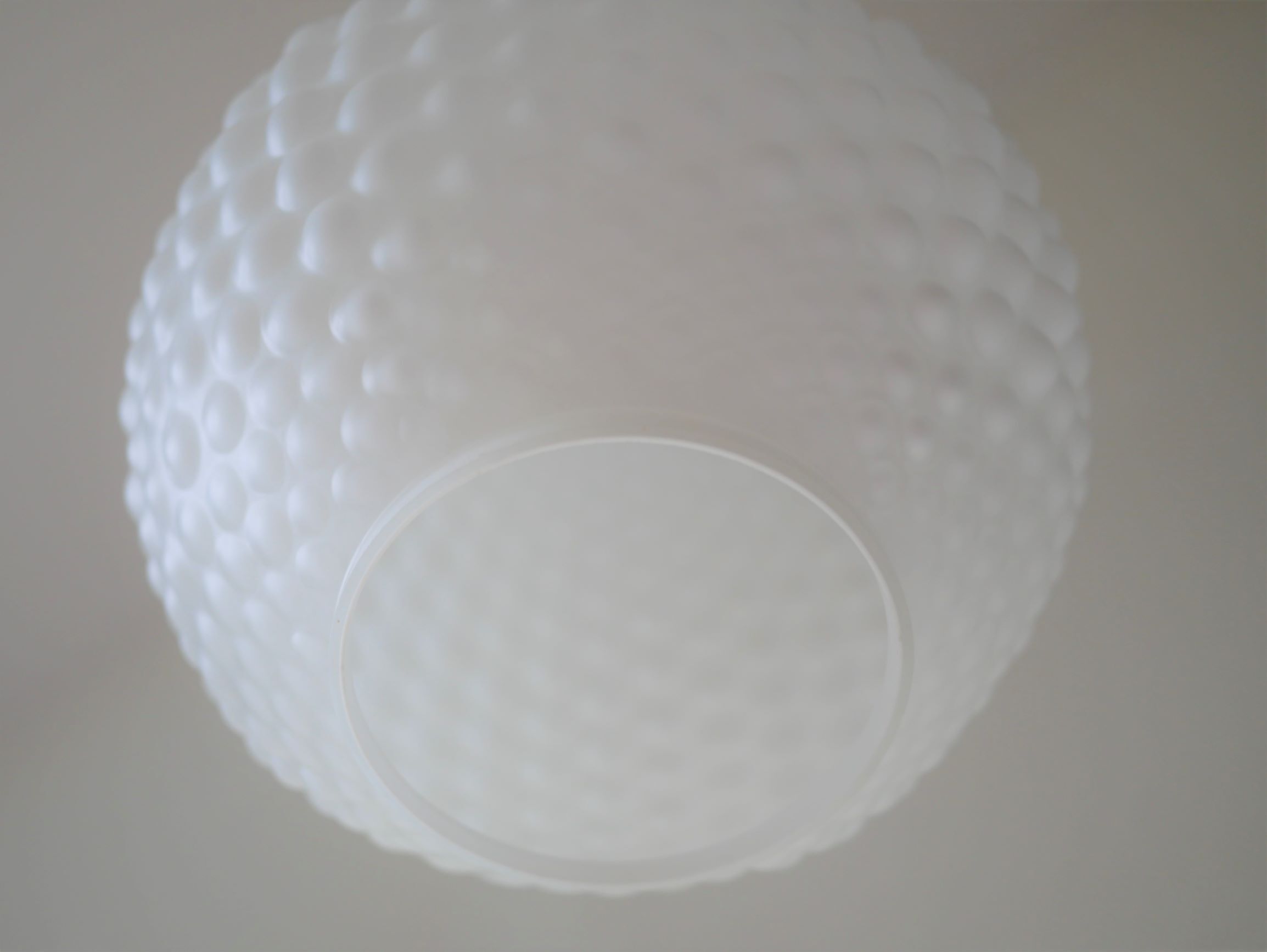 Suspension « boule » vintage en opaline