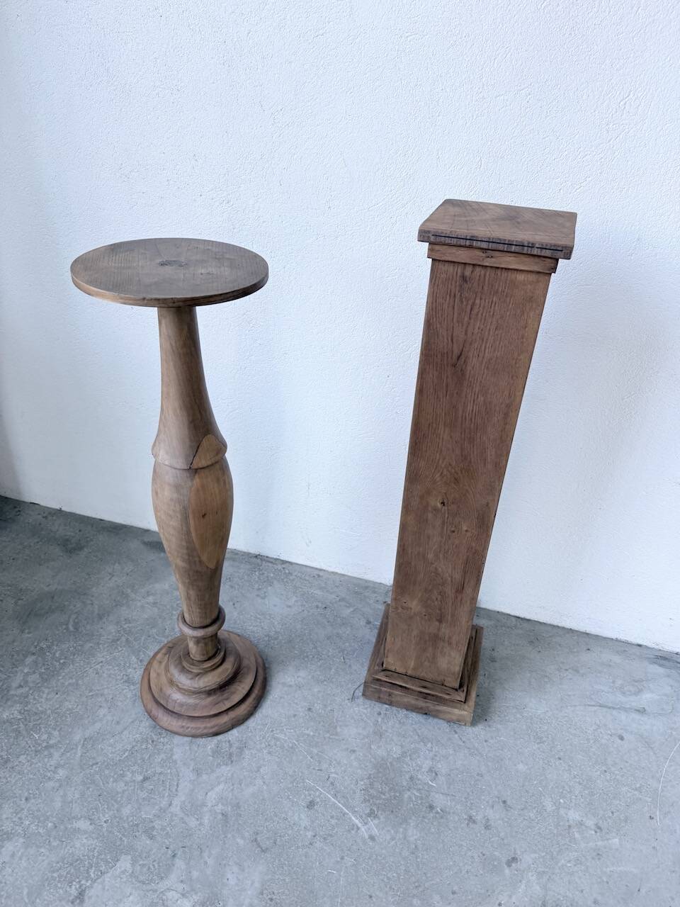 Paire de sellettes colonnes en bois 1950