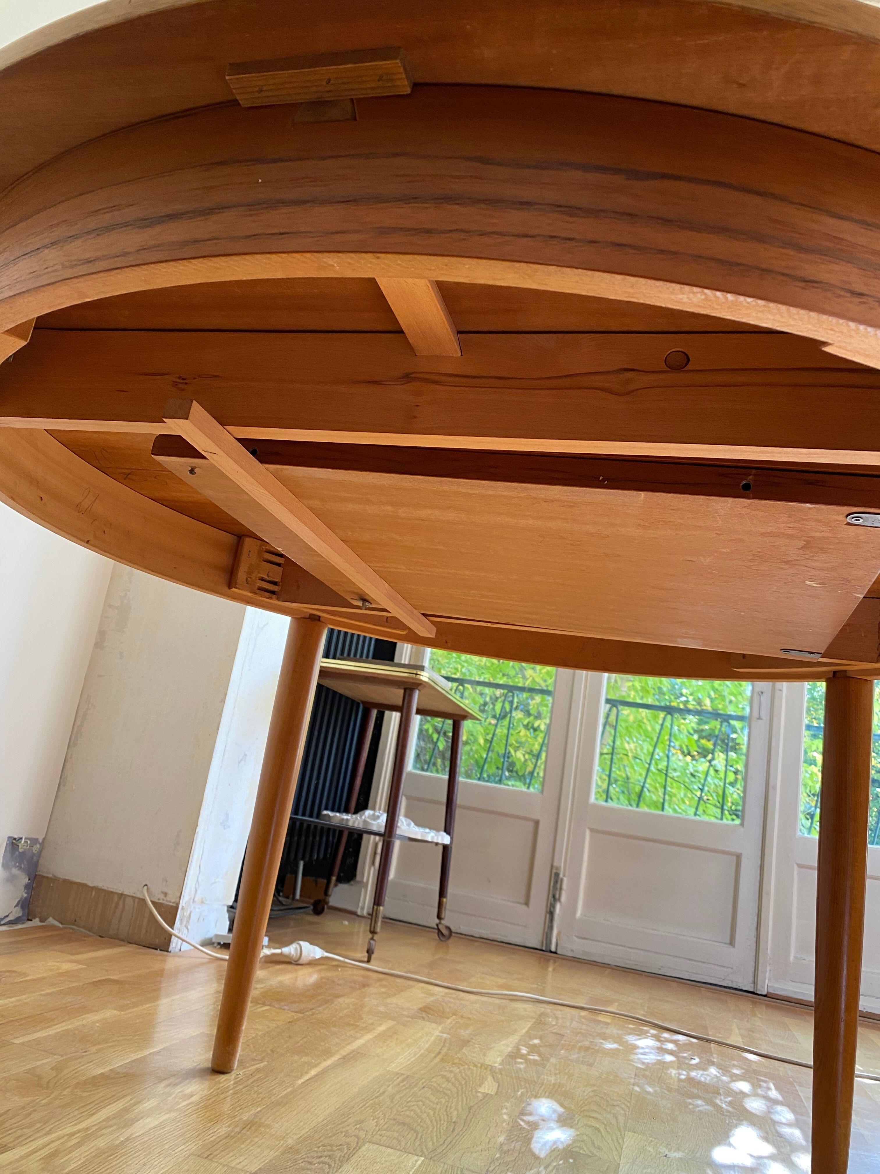 Extendable teak round table