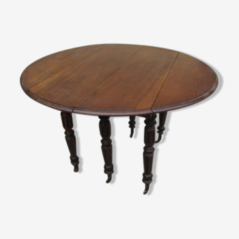 Antique table with 2 flaps