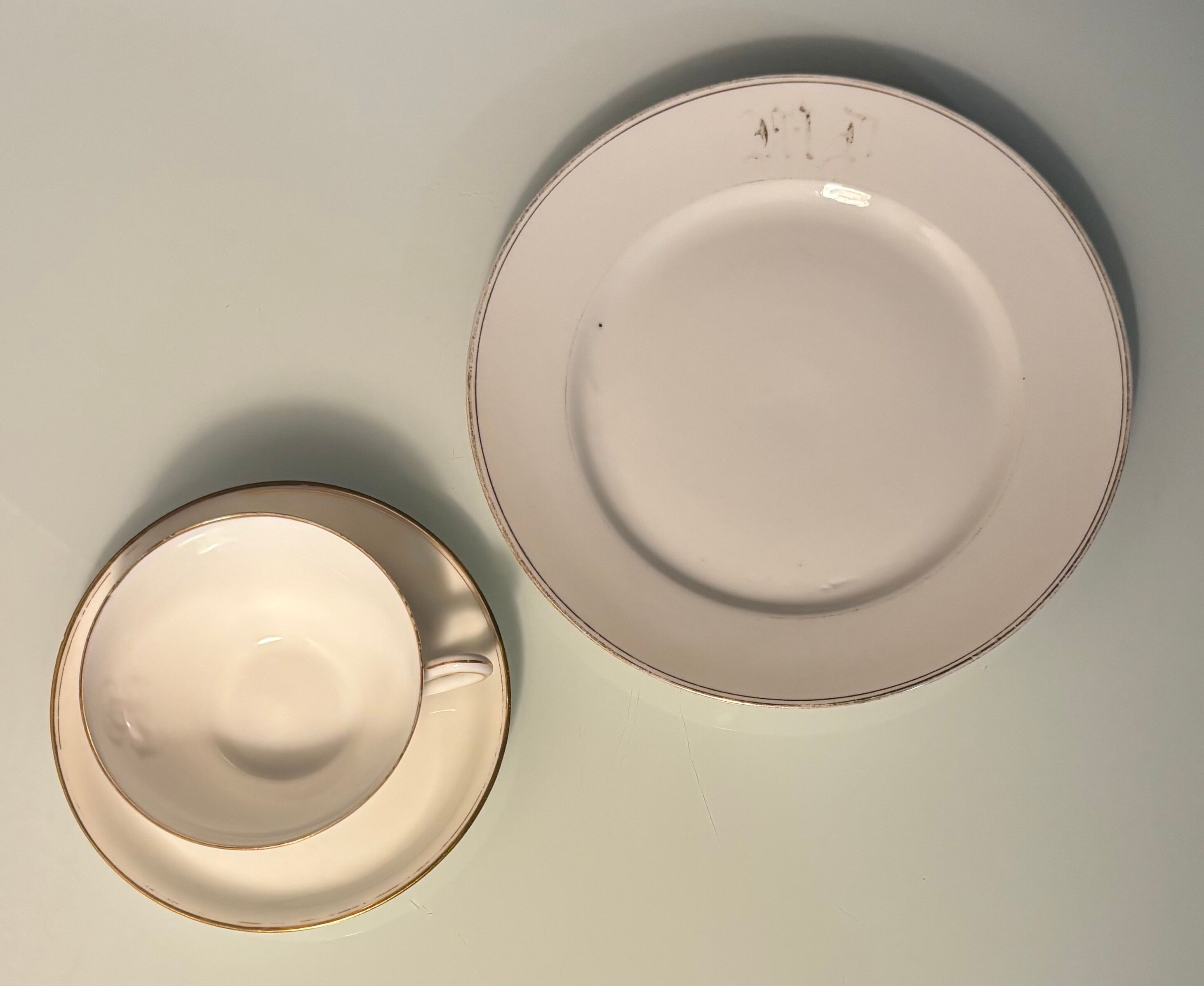 Service à thé en porcelaine (Limoges) 35 pieces monogrammè à liseré doré