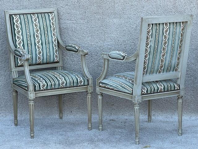 Paire de fauteuils cabriolet de style Louis XVI