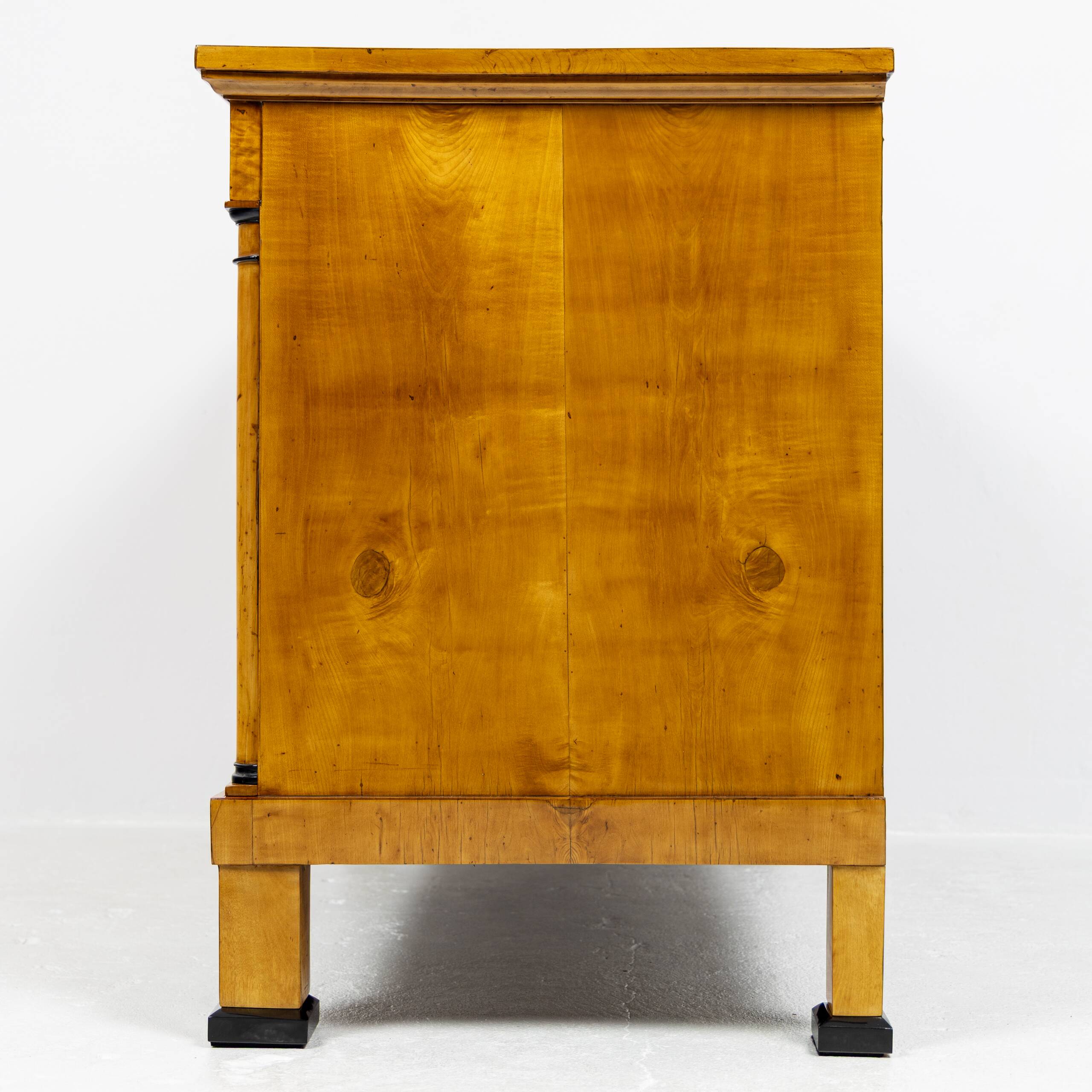 Biedermeier commode in birch veneer 1820-1830