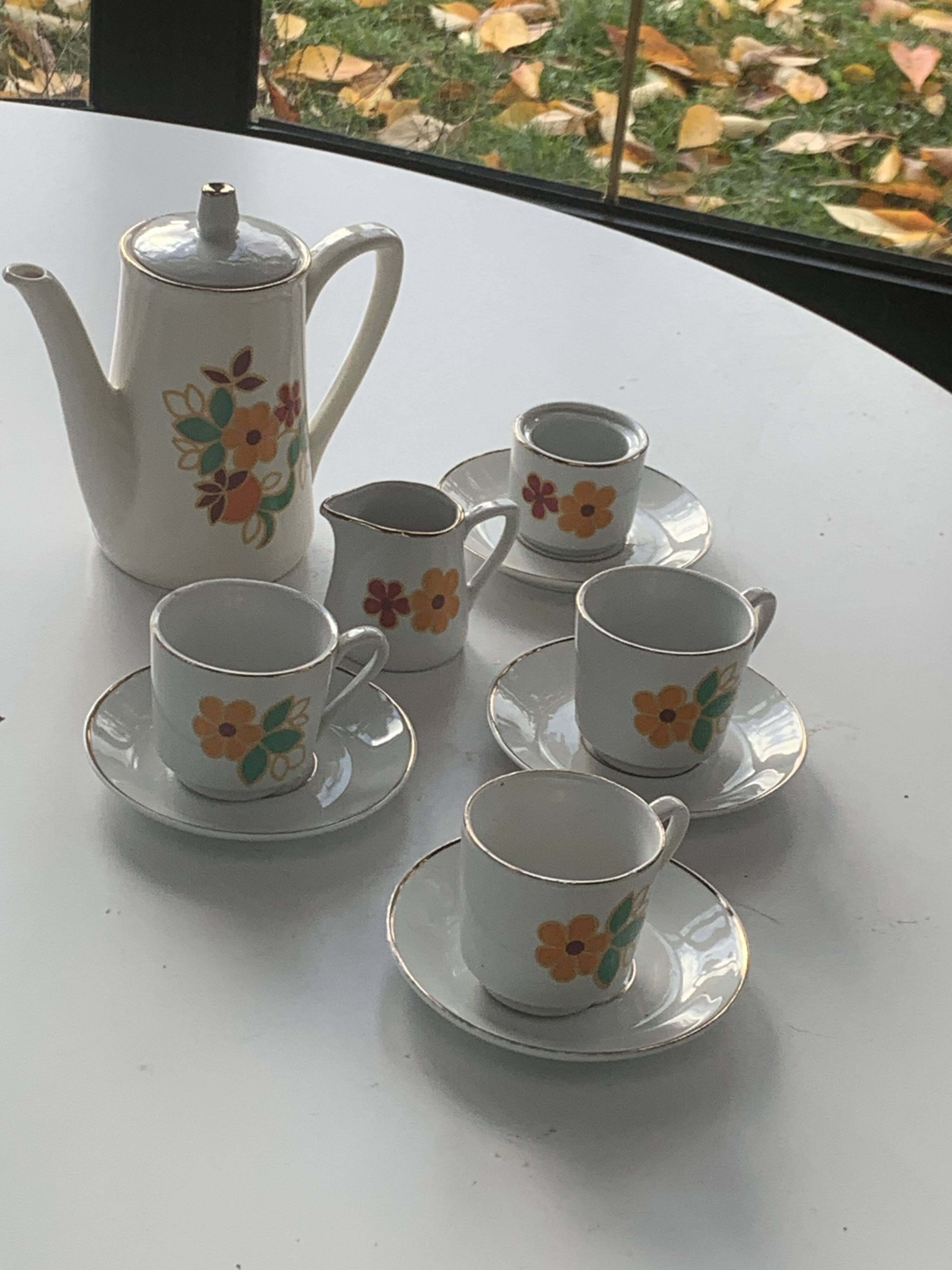 Porcelain dinette for dolls consisting of a coffee maker, cups and saucers, vintage