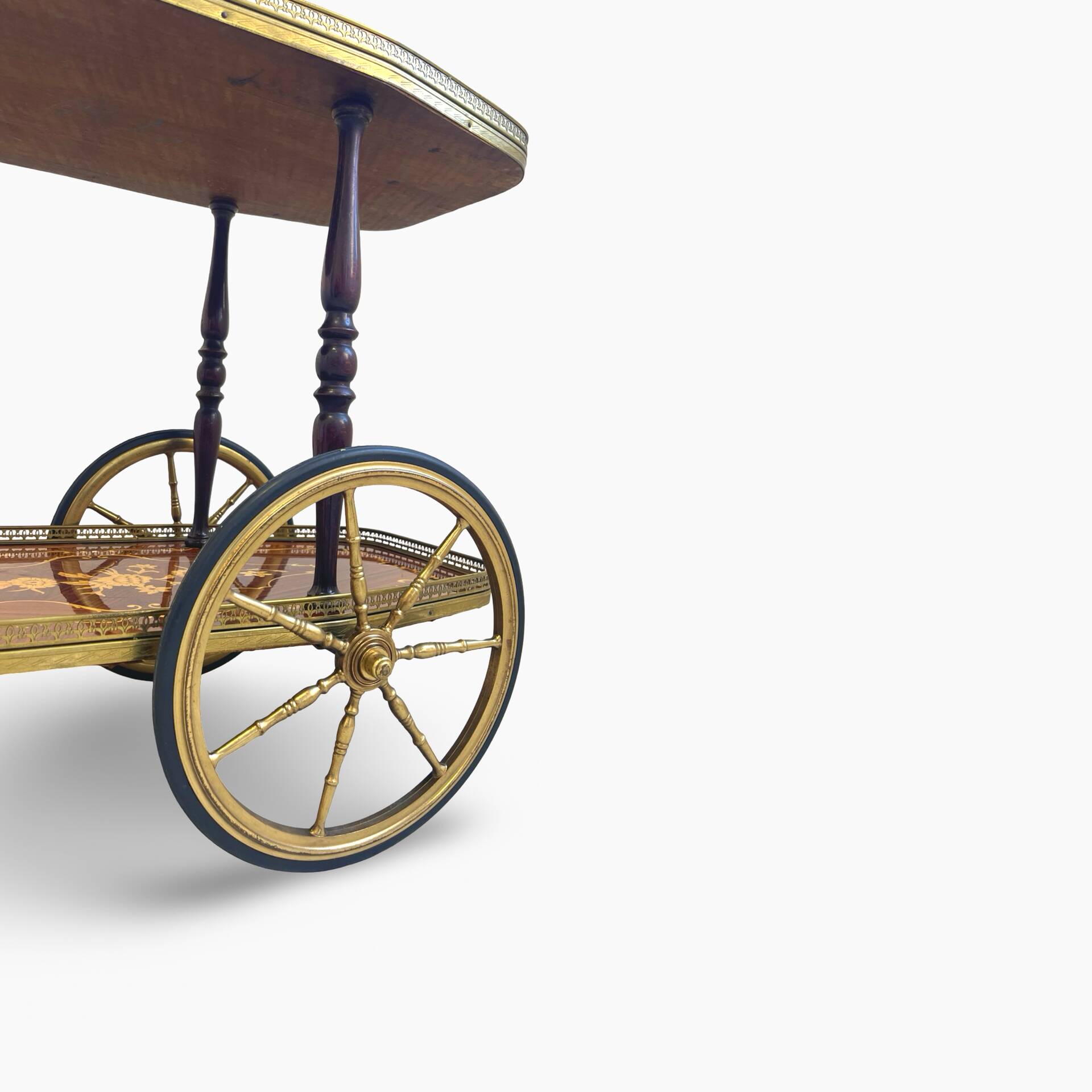 Chariot de bar en marqueterie de style Hollywood Regency italien présente des motifs floraux complexes.