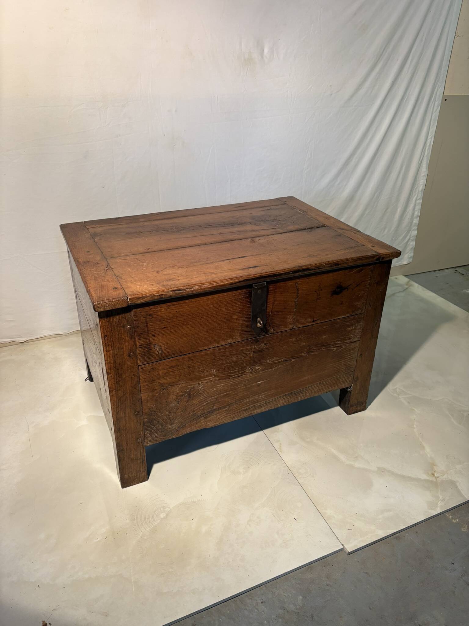 Rustic chest in old wood, original fittings