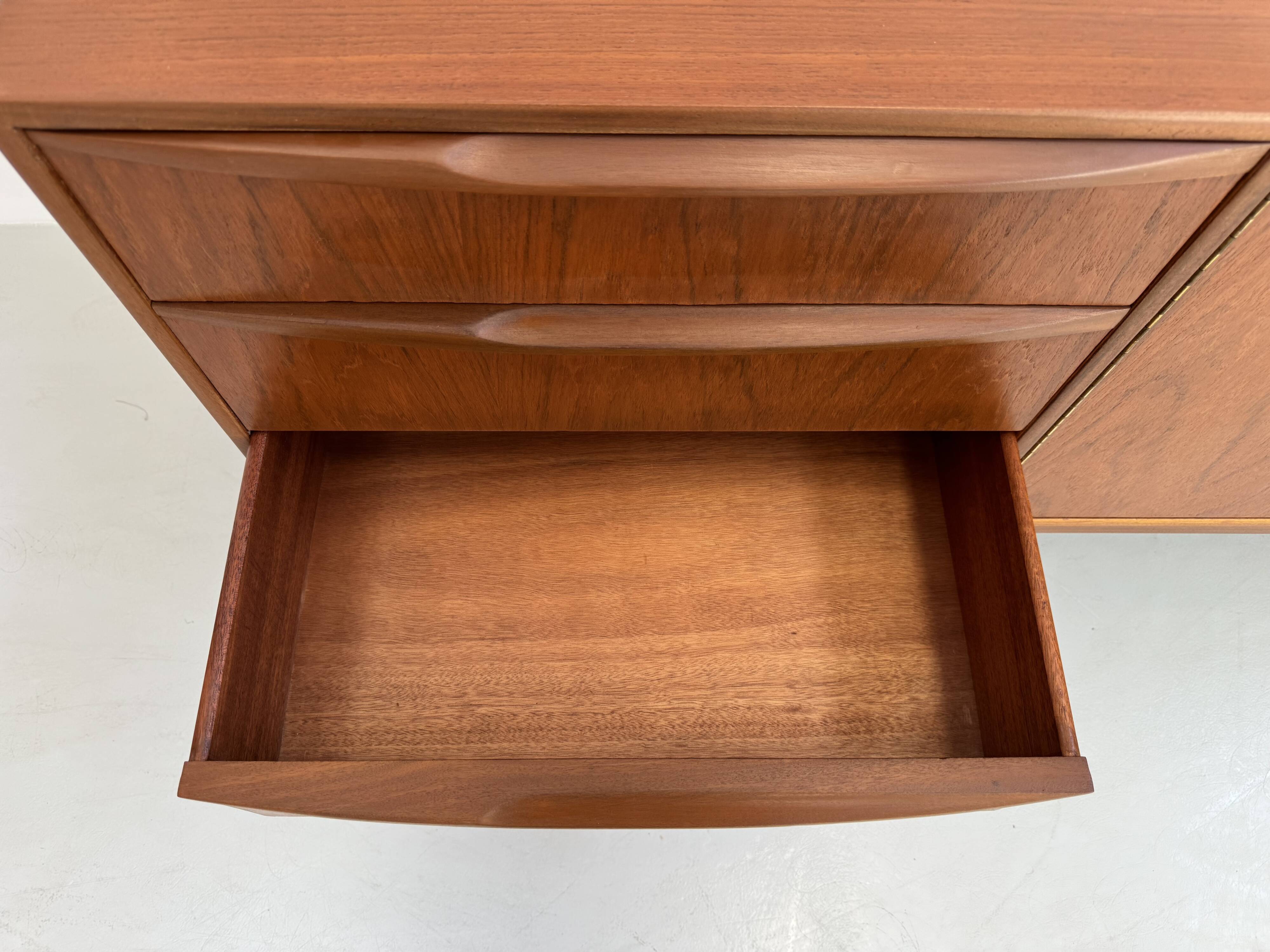 Buffet vintage de McIntosh, design de T. Robertson des années 1960