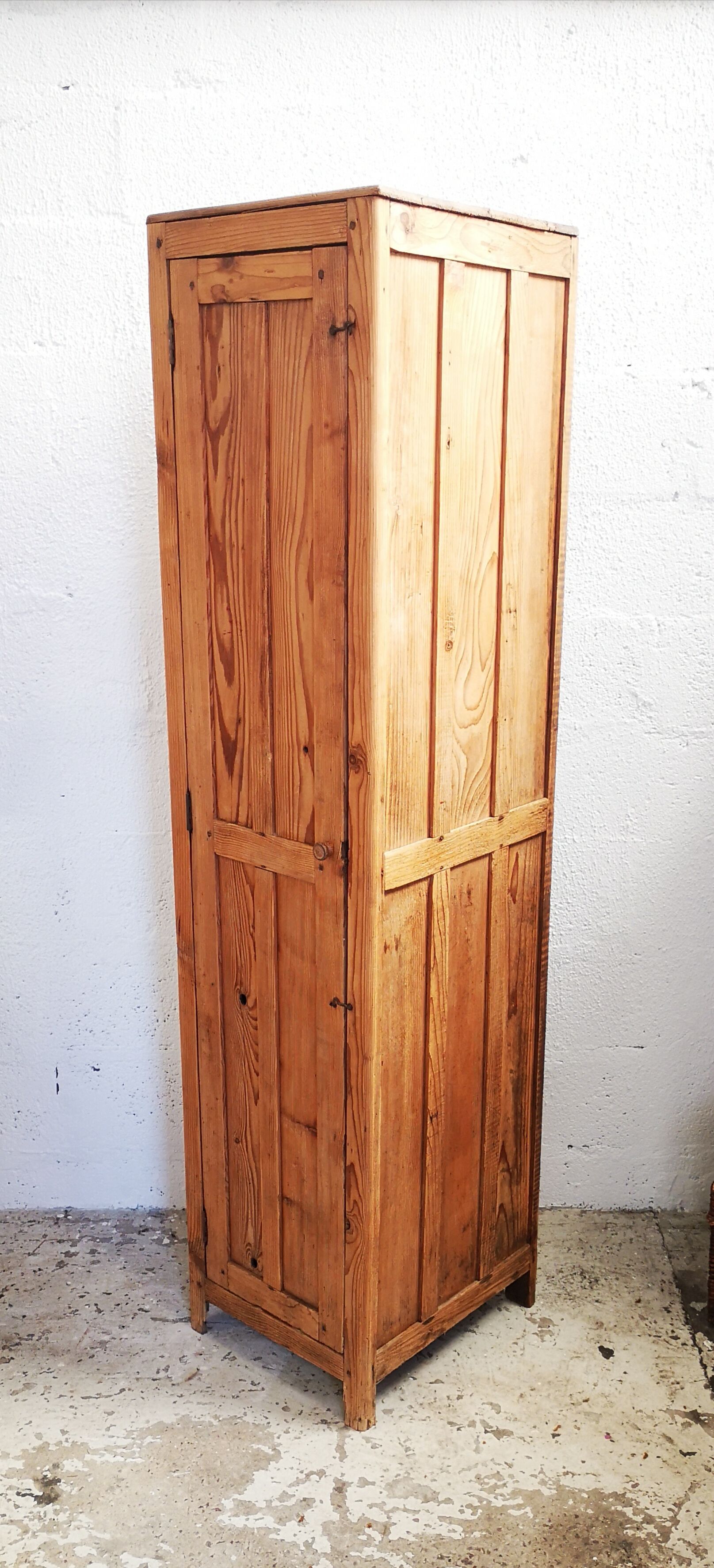 Parisian wardrobe in pine