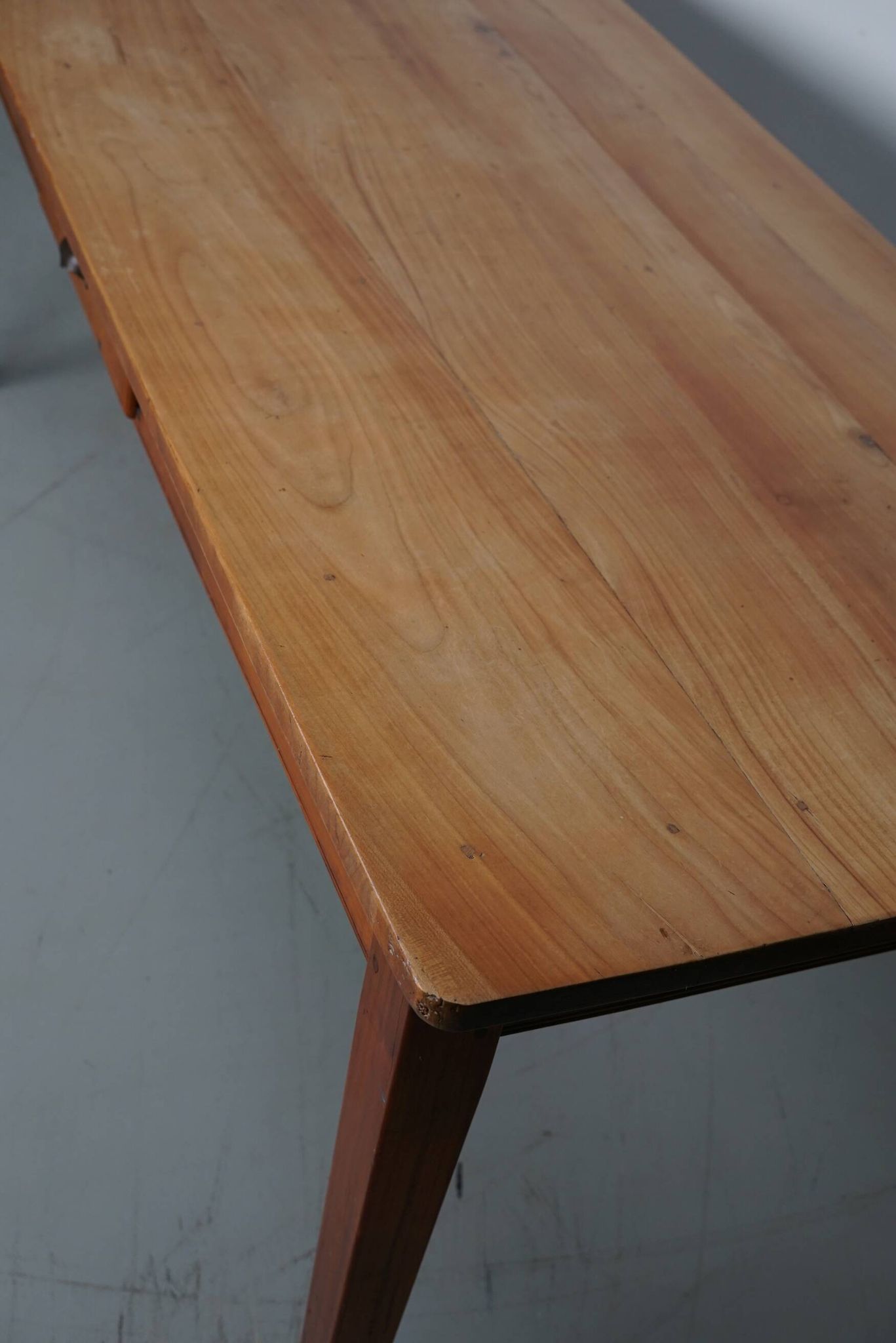 Table à manger rustique française vintage en cerisier du XXe siècle