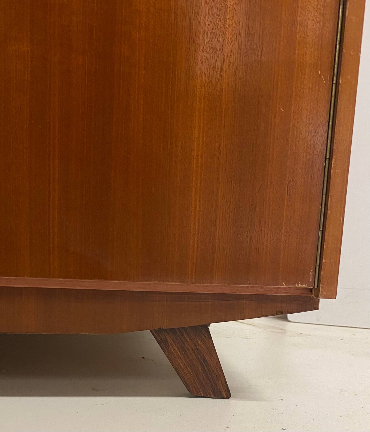 Armoire vintage pieds compas