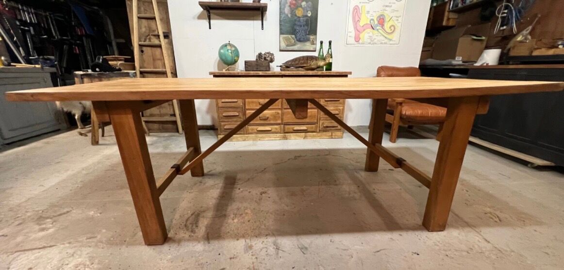 Old work table in elm