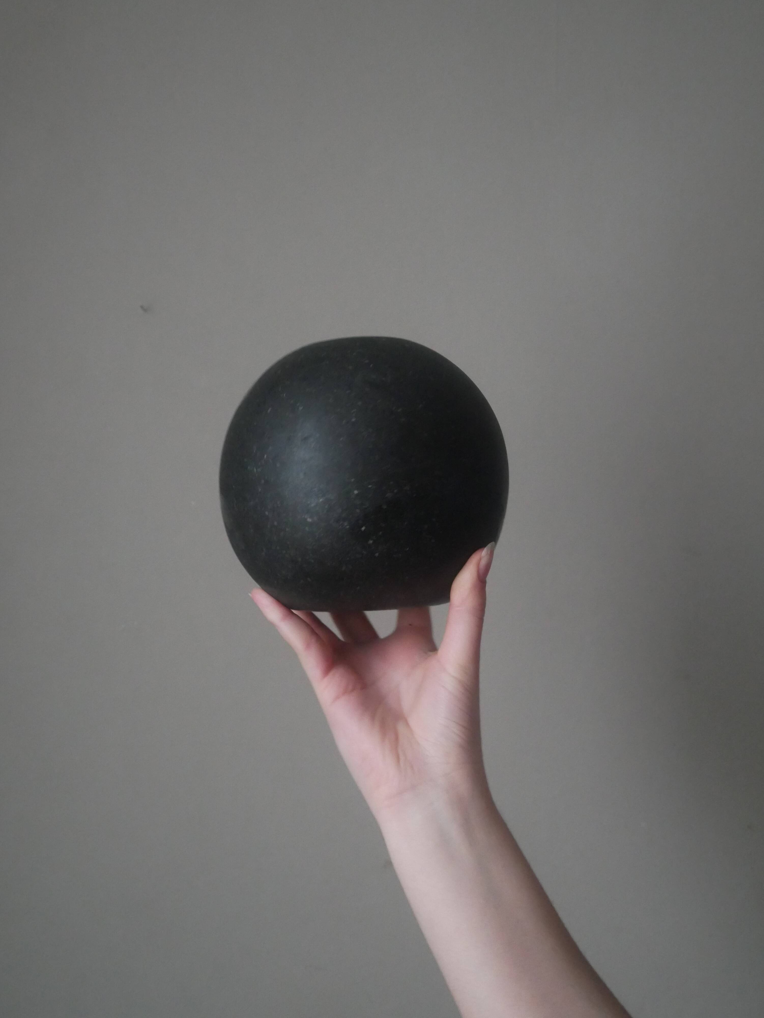 Vase boule en céramique artisanal japandi