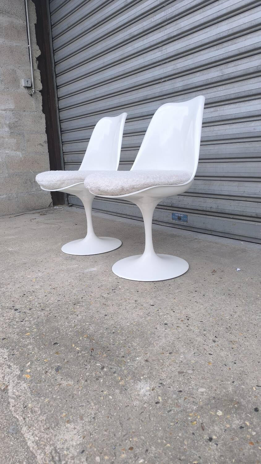 Pair of tulip chairs by Eero Saarinen for Knoll International
