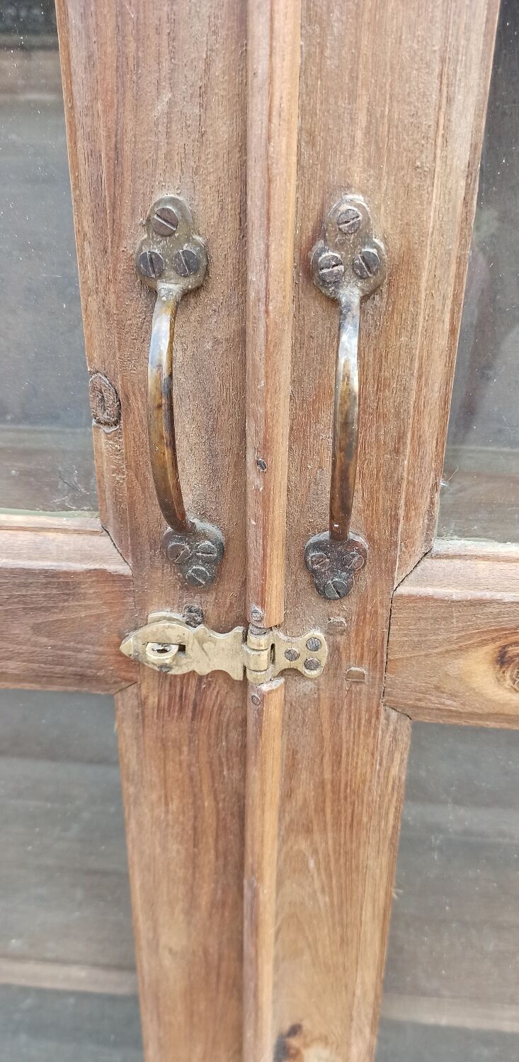 Armoire murale vitrée en bois ancien