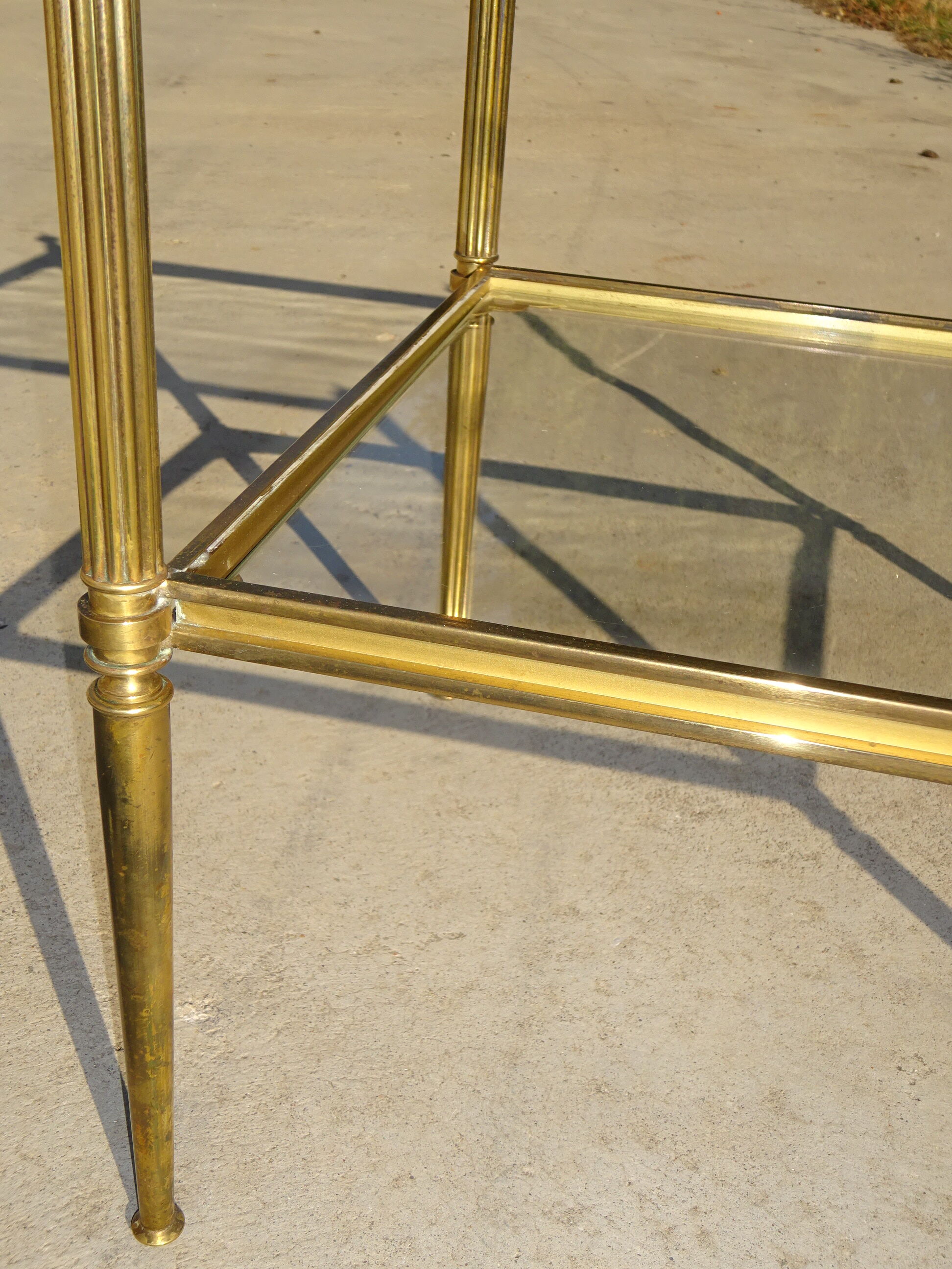 Table de salon en laiton et verre, double plateaux