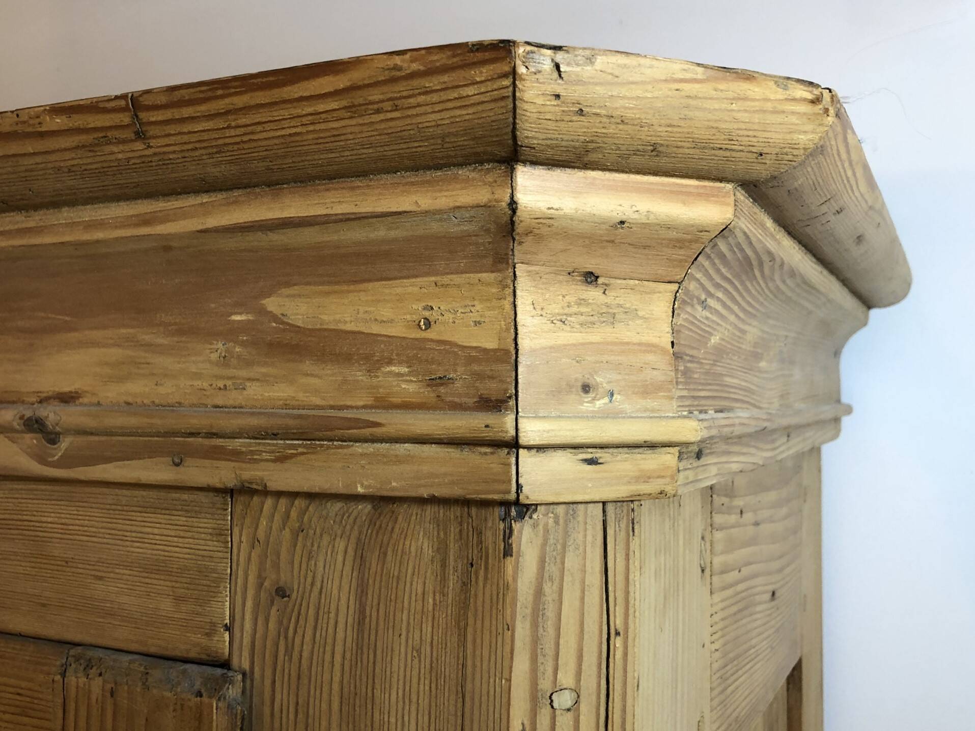 Alsatian armoire from 1878 in Pichepin – A unique and authentic piece