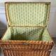 Malle / coffre en osier rotin vintage doublé tissu vert