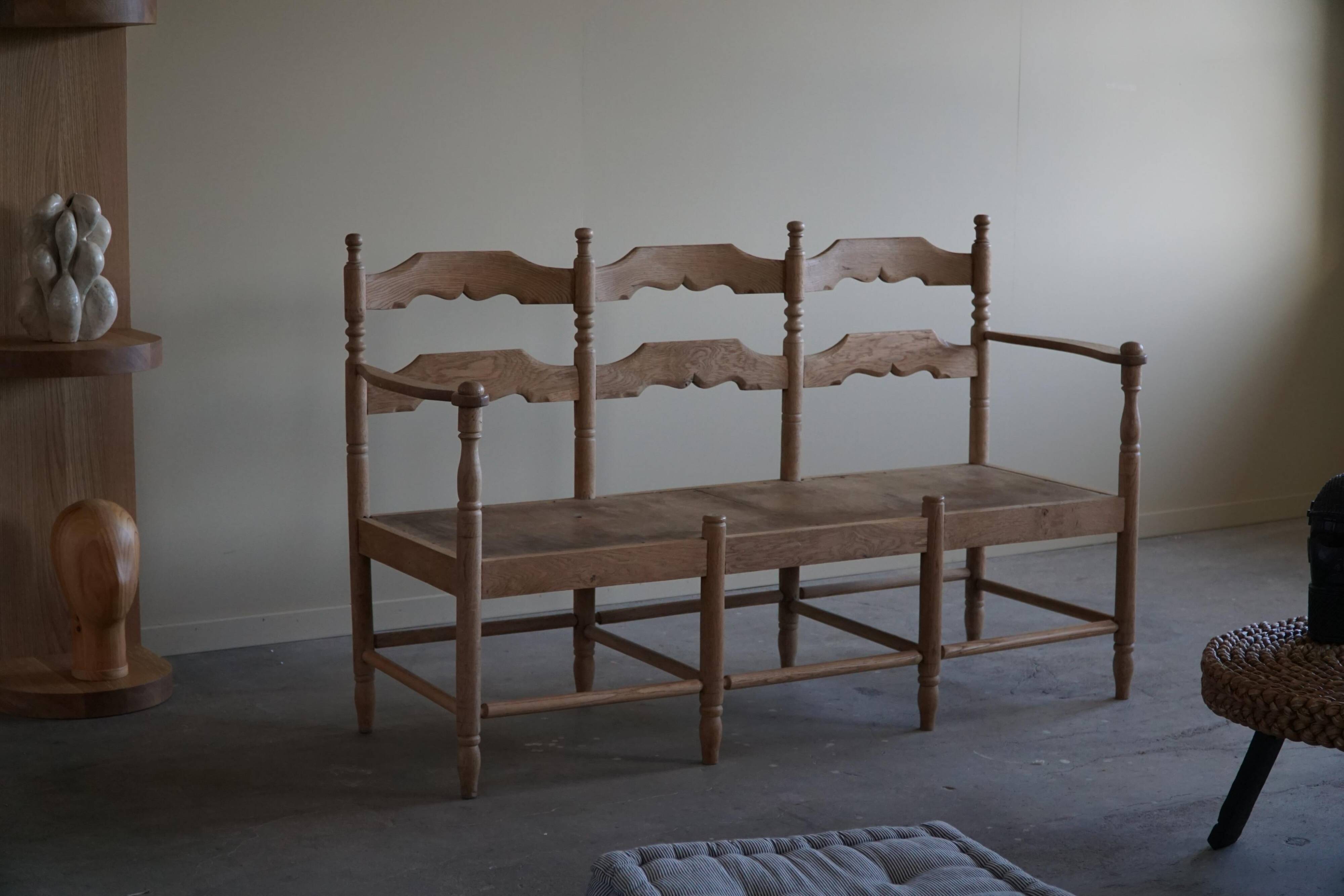 Sofa / Sculptural Danish modern three-seater Scandinavian bench, made by Hans Dau, 1950s.