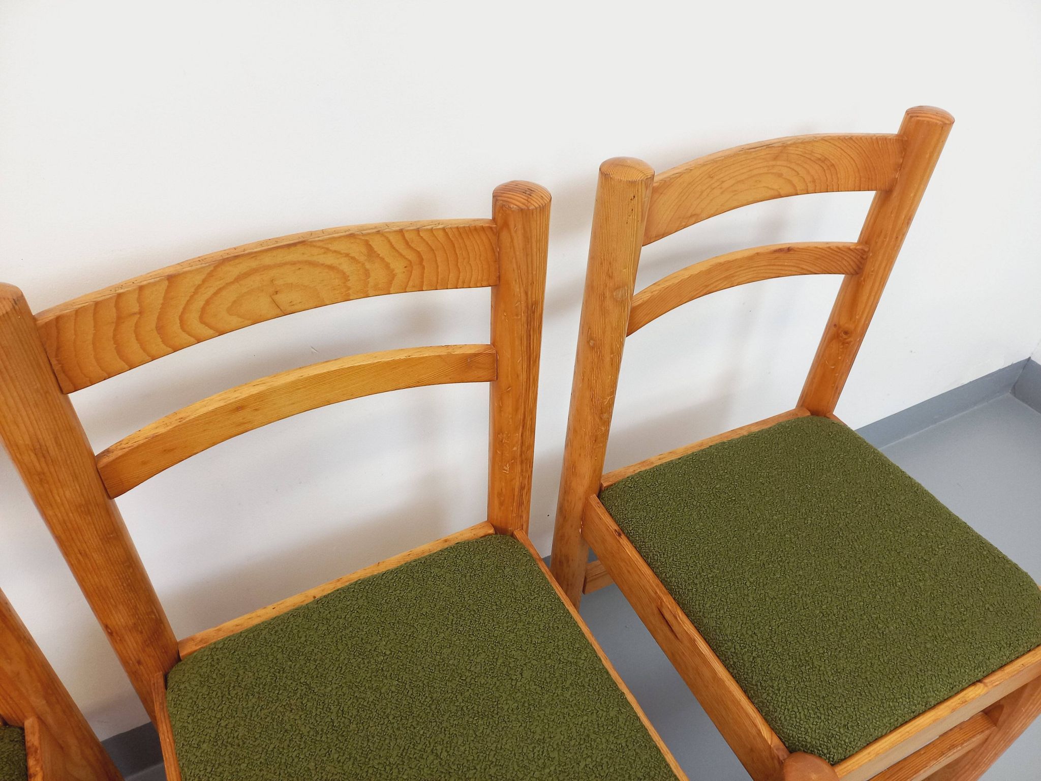 Set of 4 vintage chairs in pine and khaki green bouclette fabric from the 70s