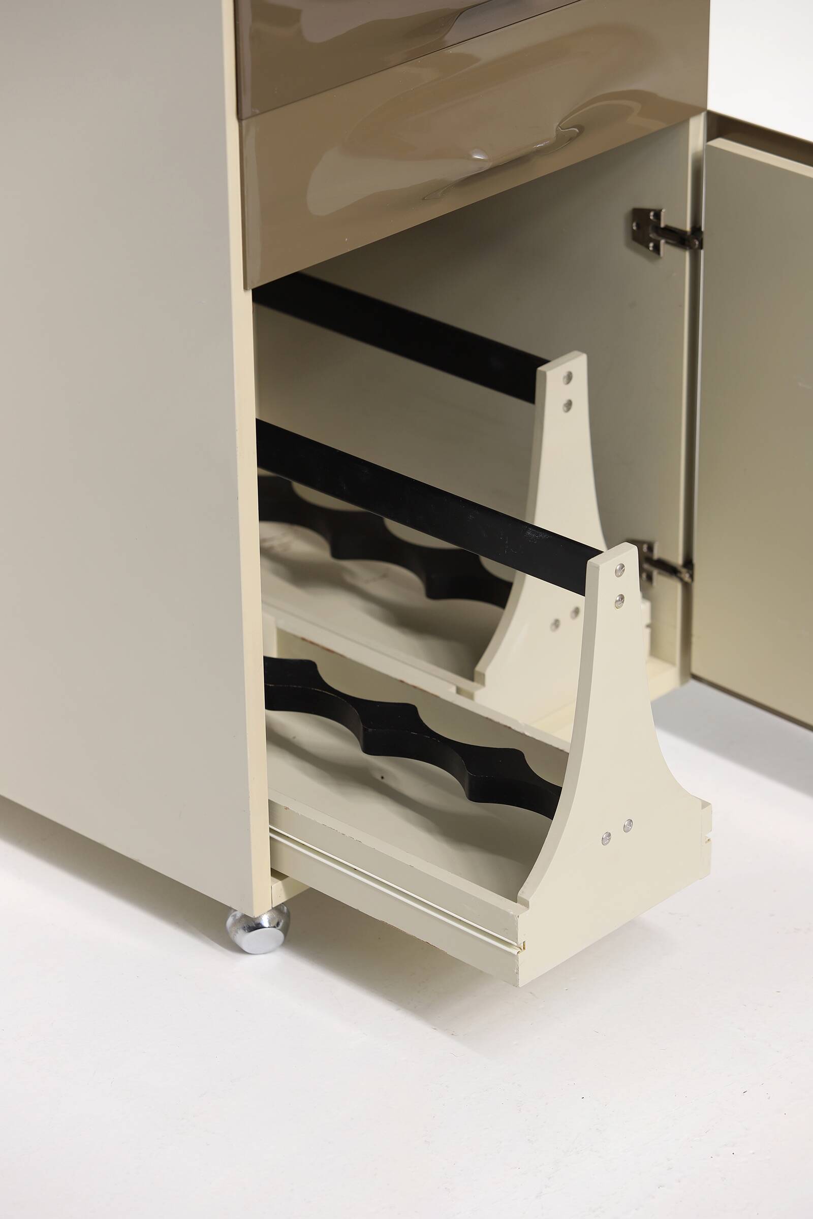 DF2000 trolley bar cabinet by Raymond Loewy for the Doubinsky Frères 1968