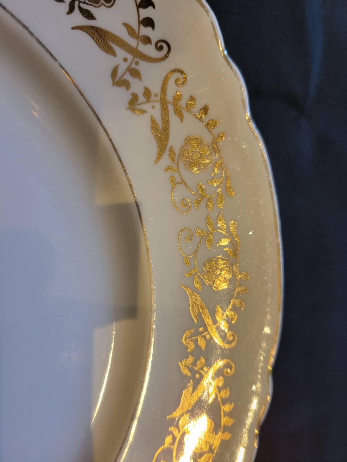 16 flat gold plates from Orchies porcelain