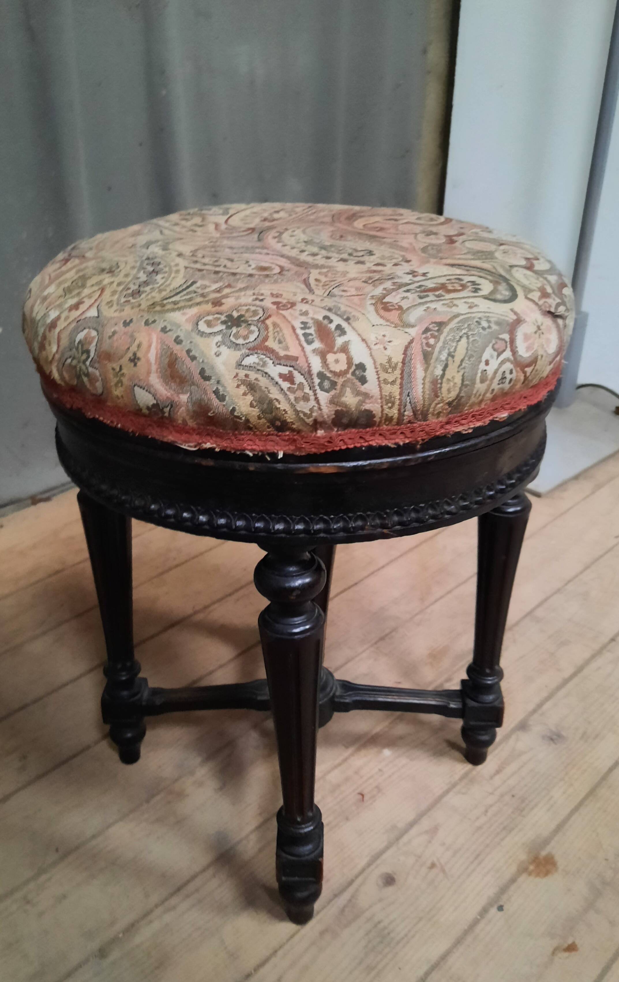 Napoleon III piano stool