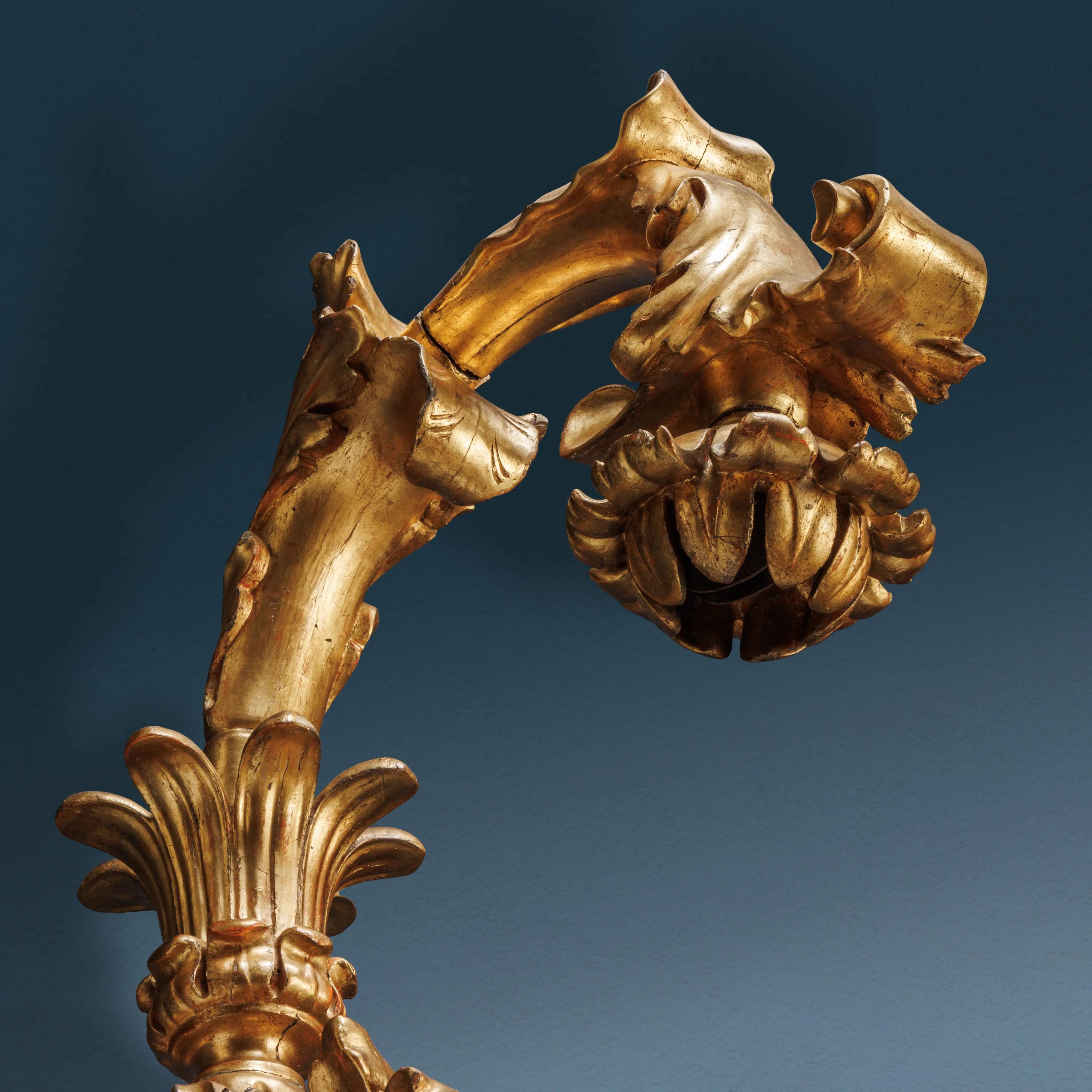 Paire de supports de lanternes baroques anciens en bois doré, Italie, XVIII Century