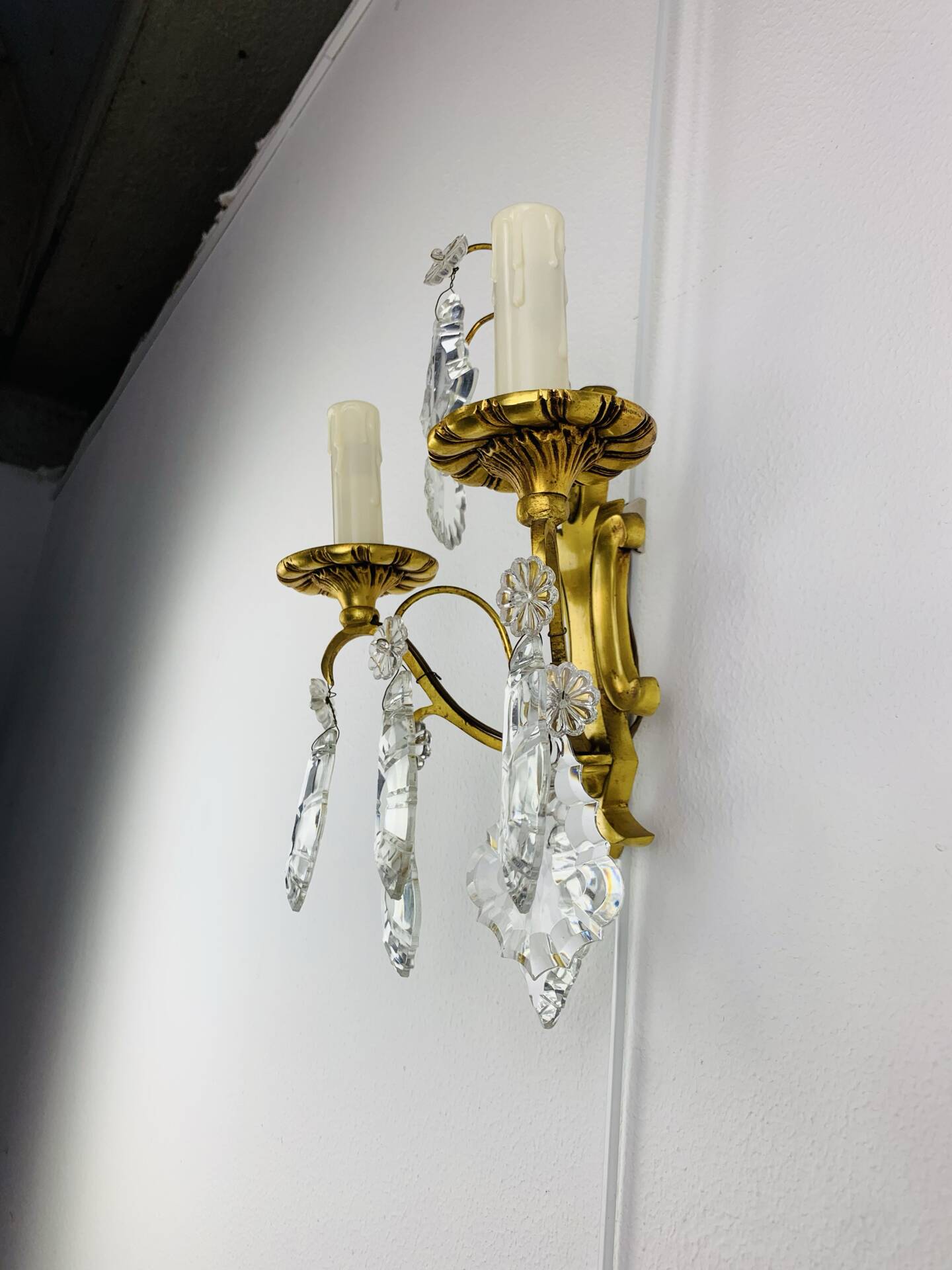 Bronze wall light with rococo style Louis XV pendants.
