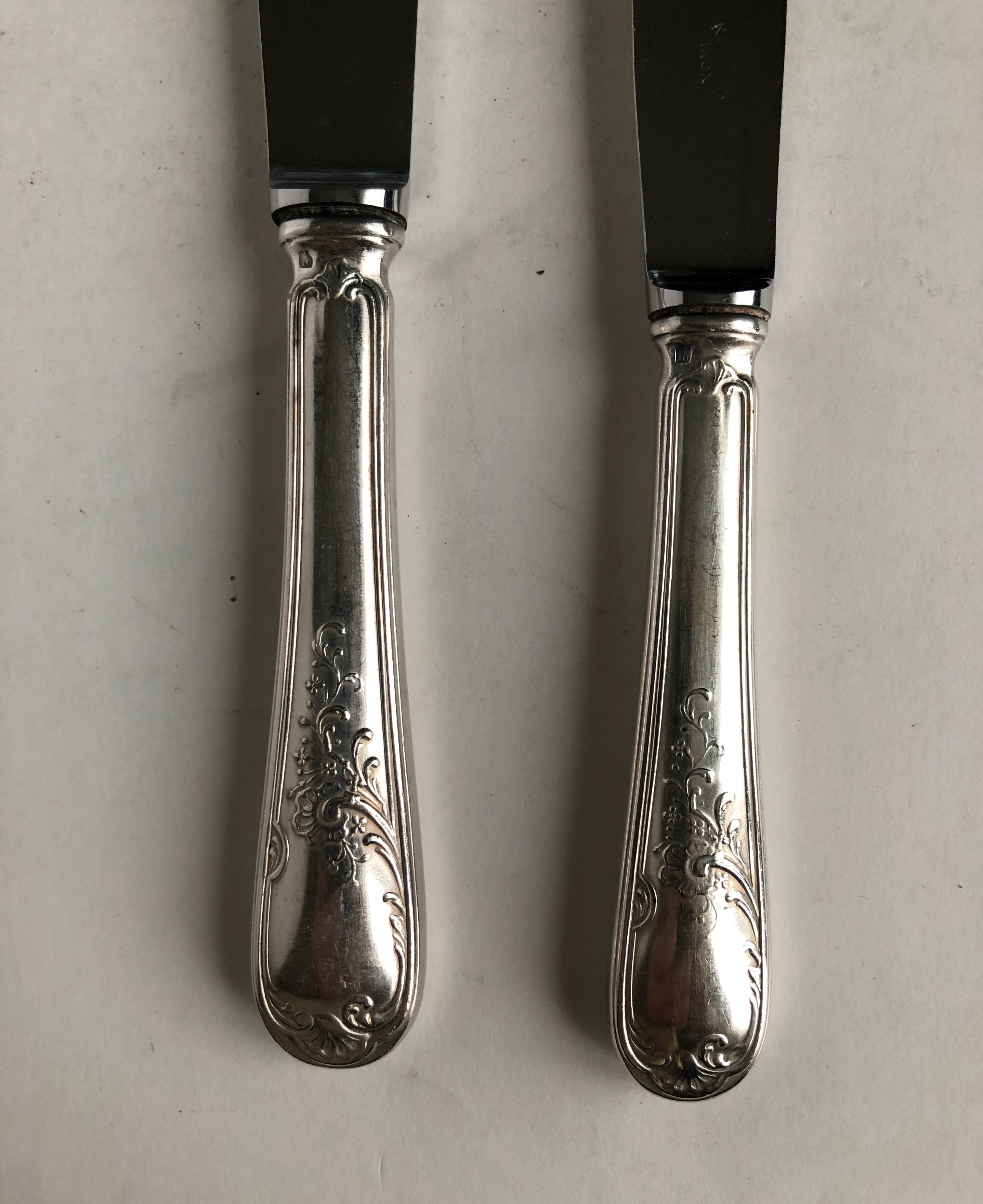 Ensemble de 24 couteaux en métal argenté