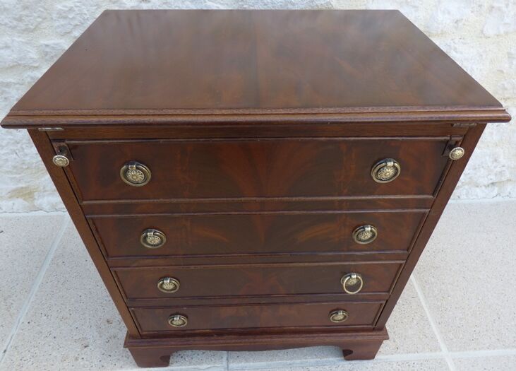 Mahogany veneer bar furniture, English manufacture of the XXth century with a drawer