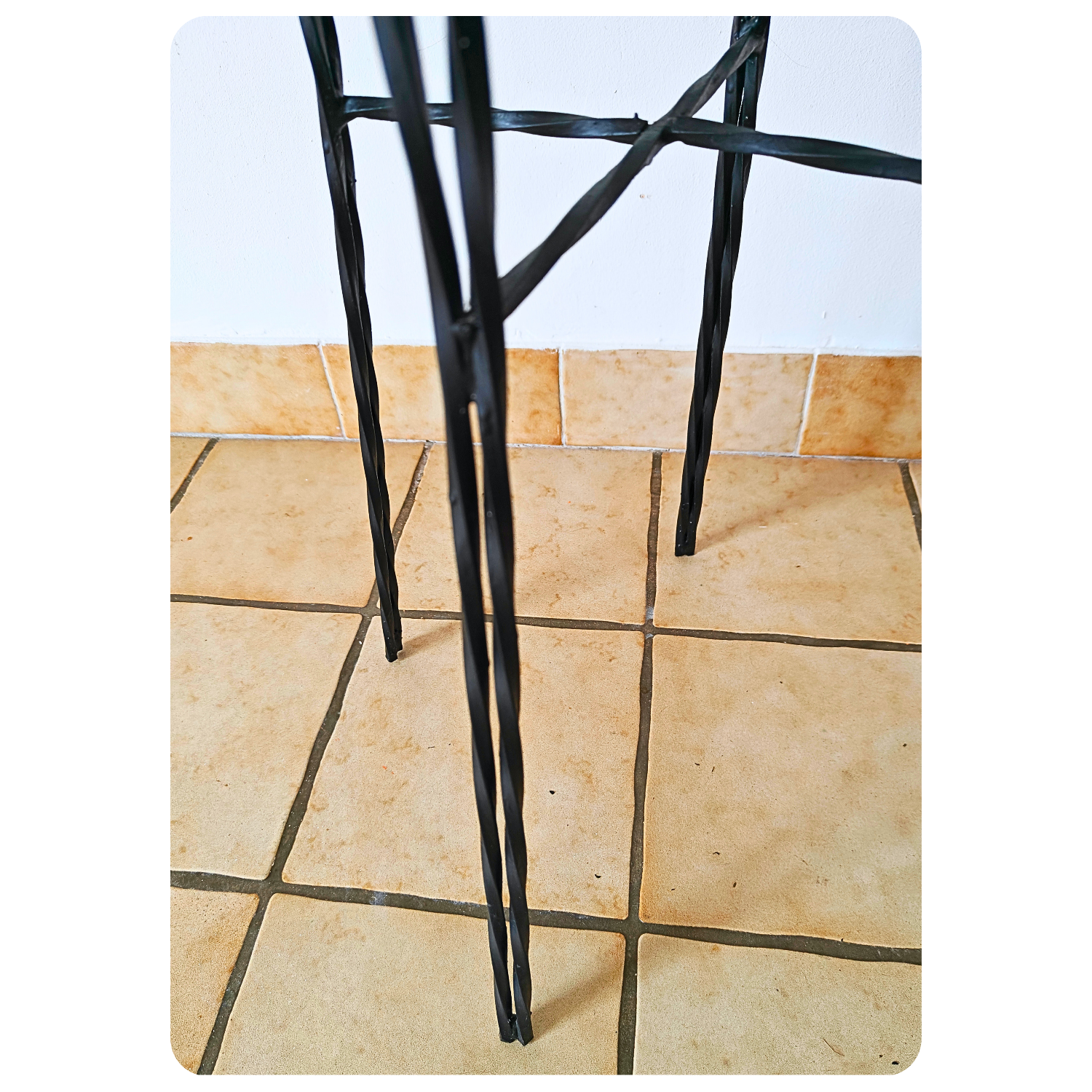 Sellette carrée en métal perforé noir attribuée à Mathieu Matégot