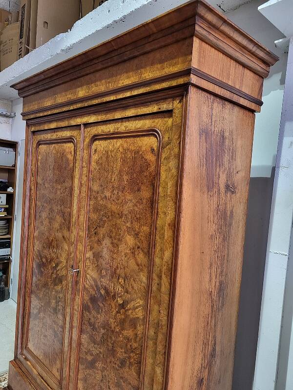 BUR WALNUT CABINET 2 DOORS 2 DRAWERS