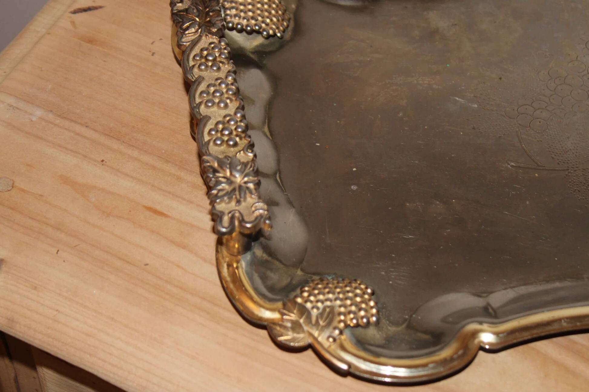 Vintage silver and gold metal serving tray – Grape cluster decoration – 36 cm