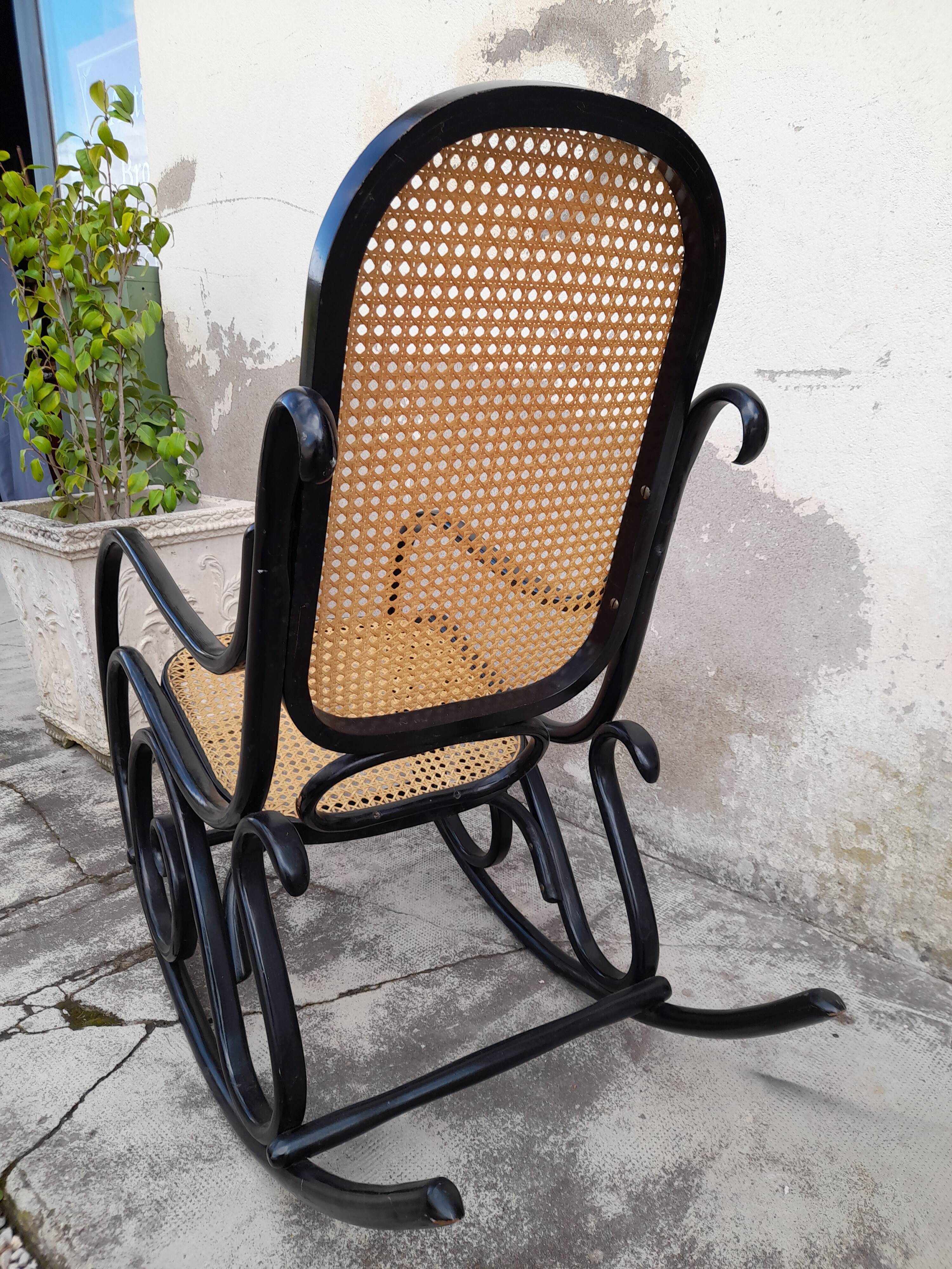 Rocking-chair noir canné bois courbé 1930