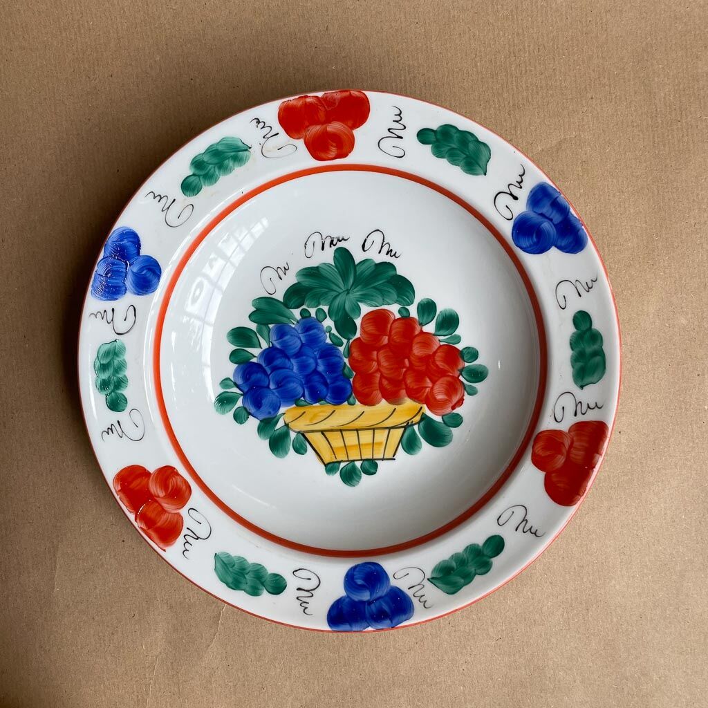 Decorative plate of the eastern countries flower basket